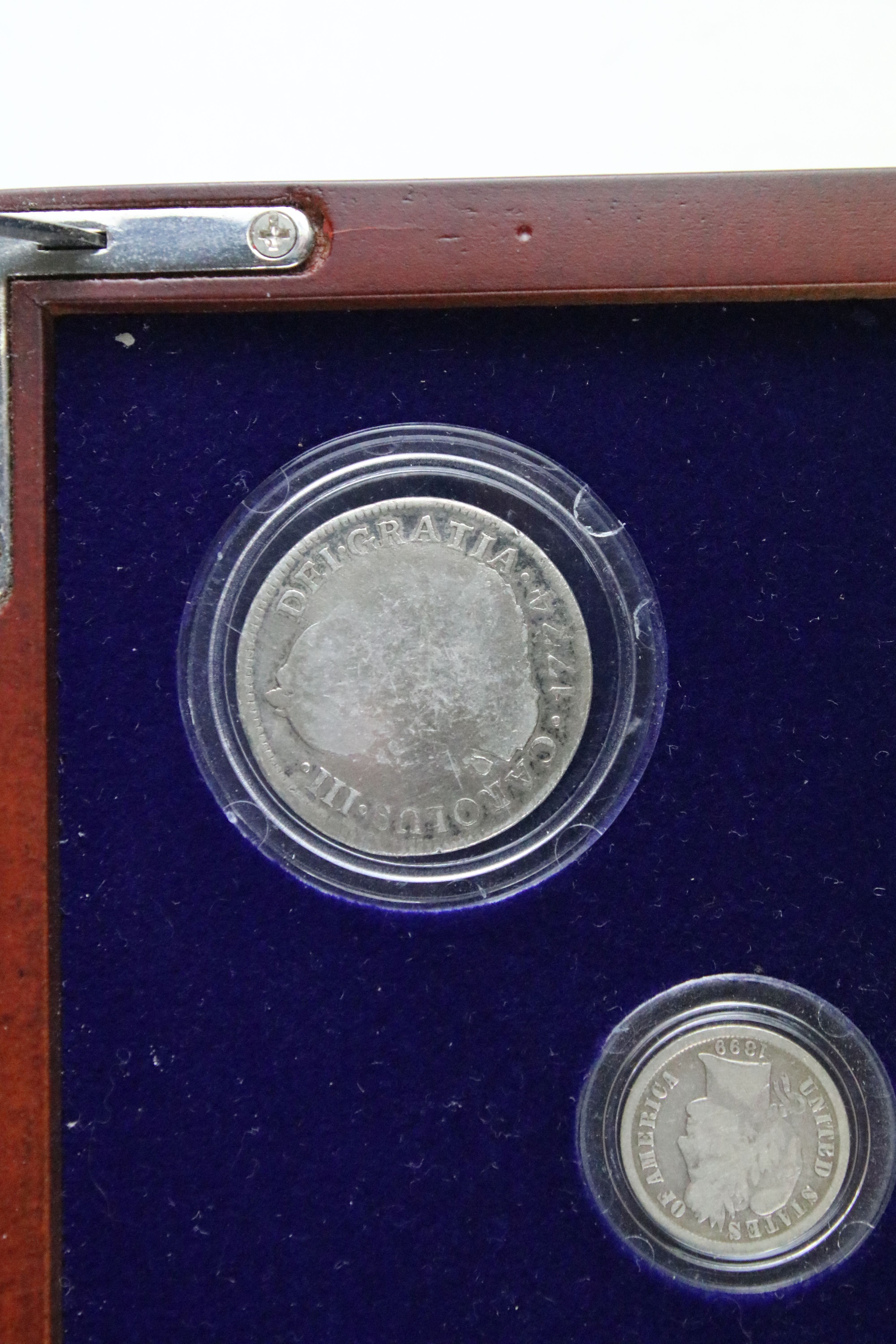 A set of early american silver coins encapsulated within wooden fitted display case. - Bild 4 aus 12