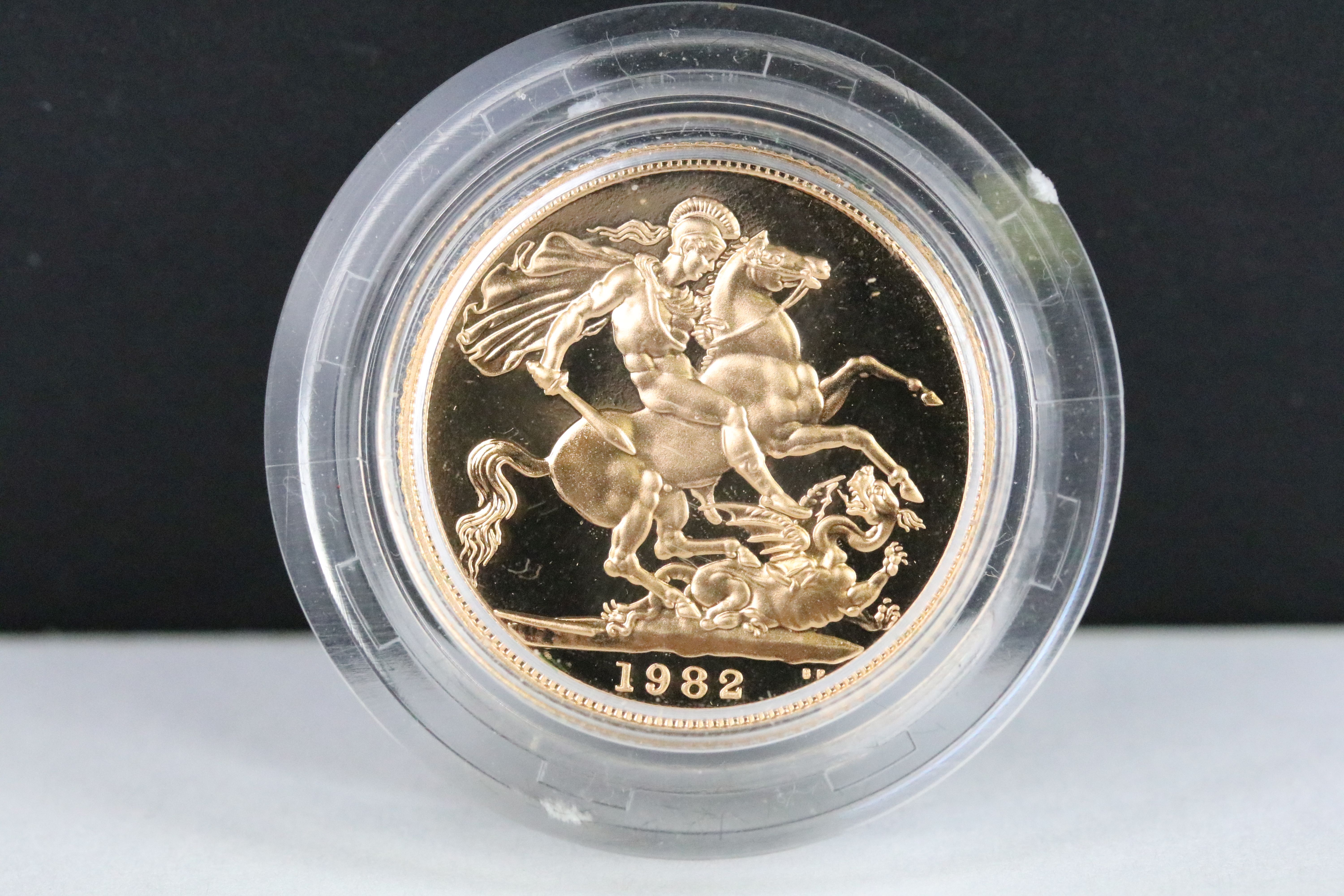 A British Royal Mint Queen Elizabeth II proof 1982 gold full sovereign coin encapsulated within - Bild 2 aus 3
