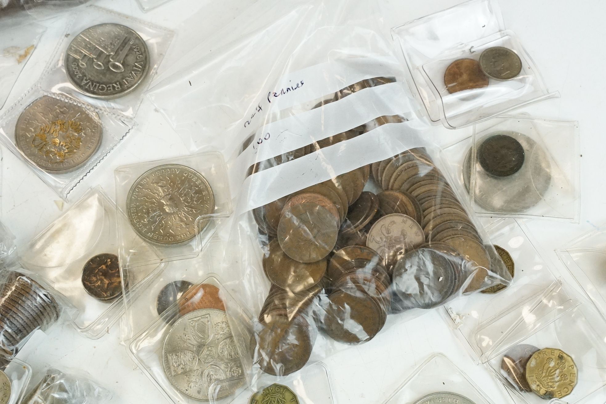 A collection of British pre decimal coins to include pennies, half pennies, threepence, sixpence - Image 5 of 7