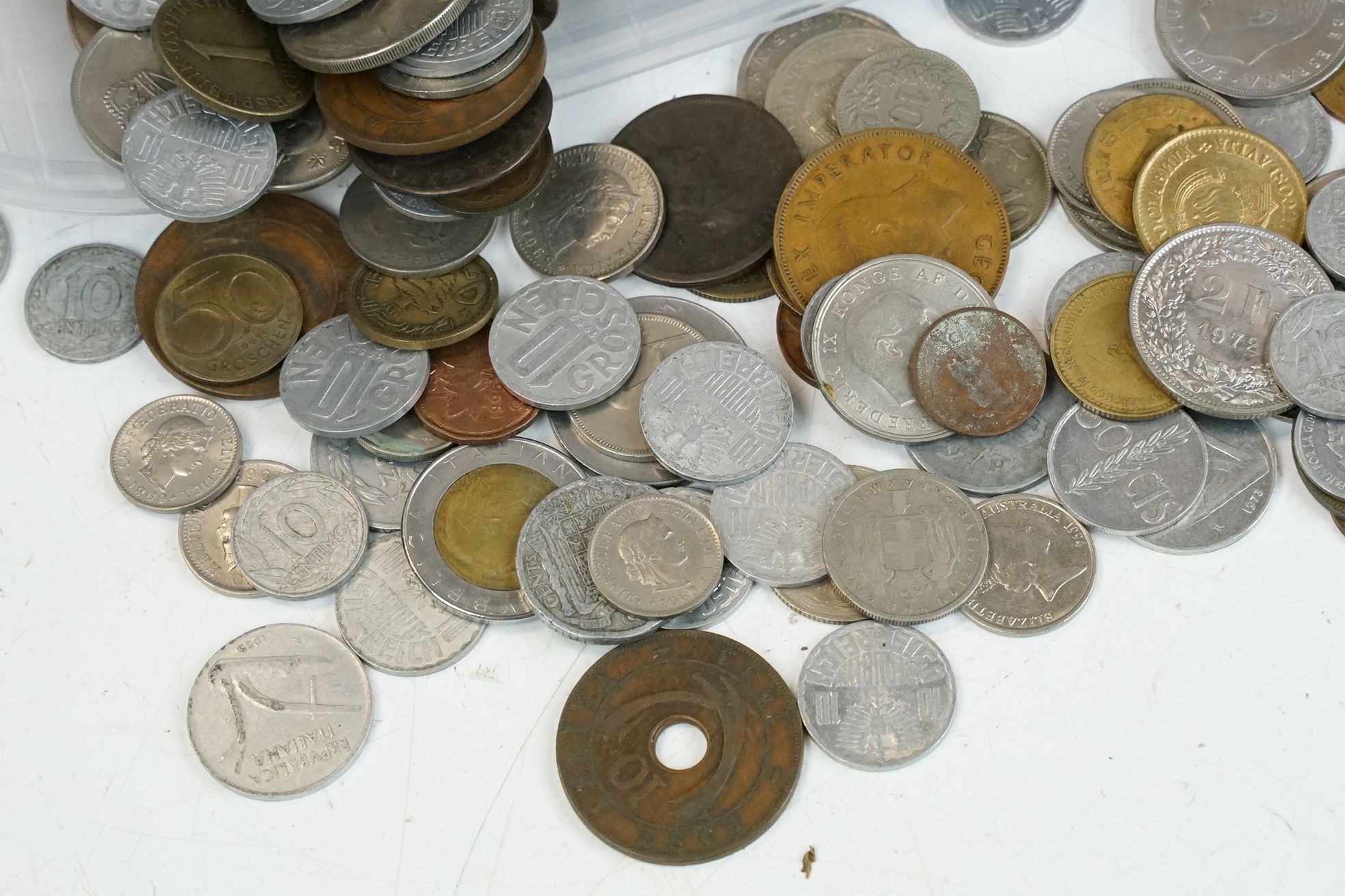A collection of mixed World coins to include some silver examples. - Bild 2 aus 6