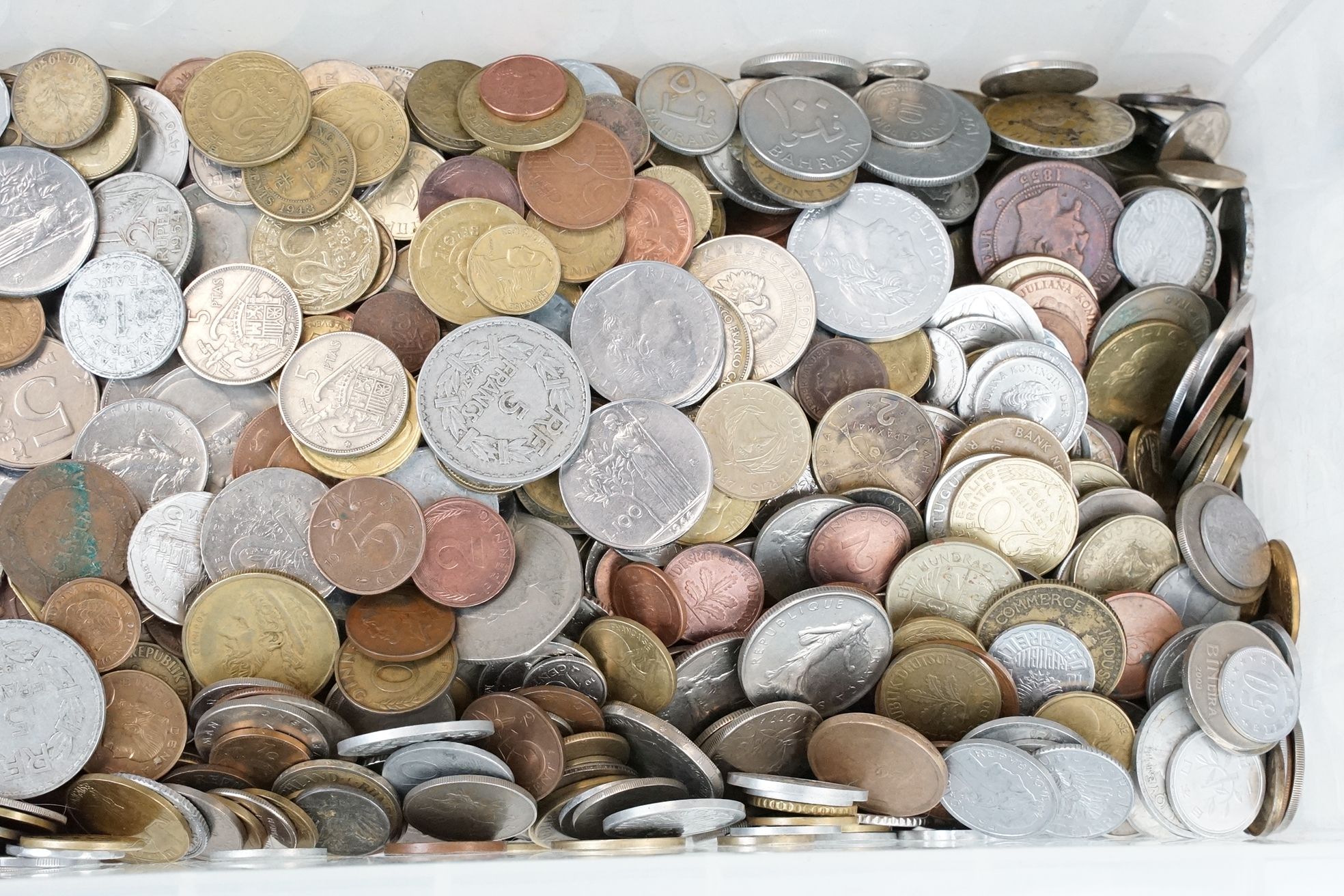 A large collection of circulated World coins to include India, Switzerland, United States and a good - Image 9 of 9