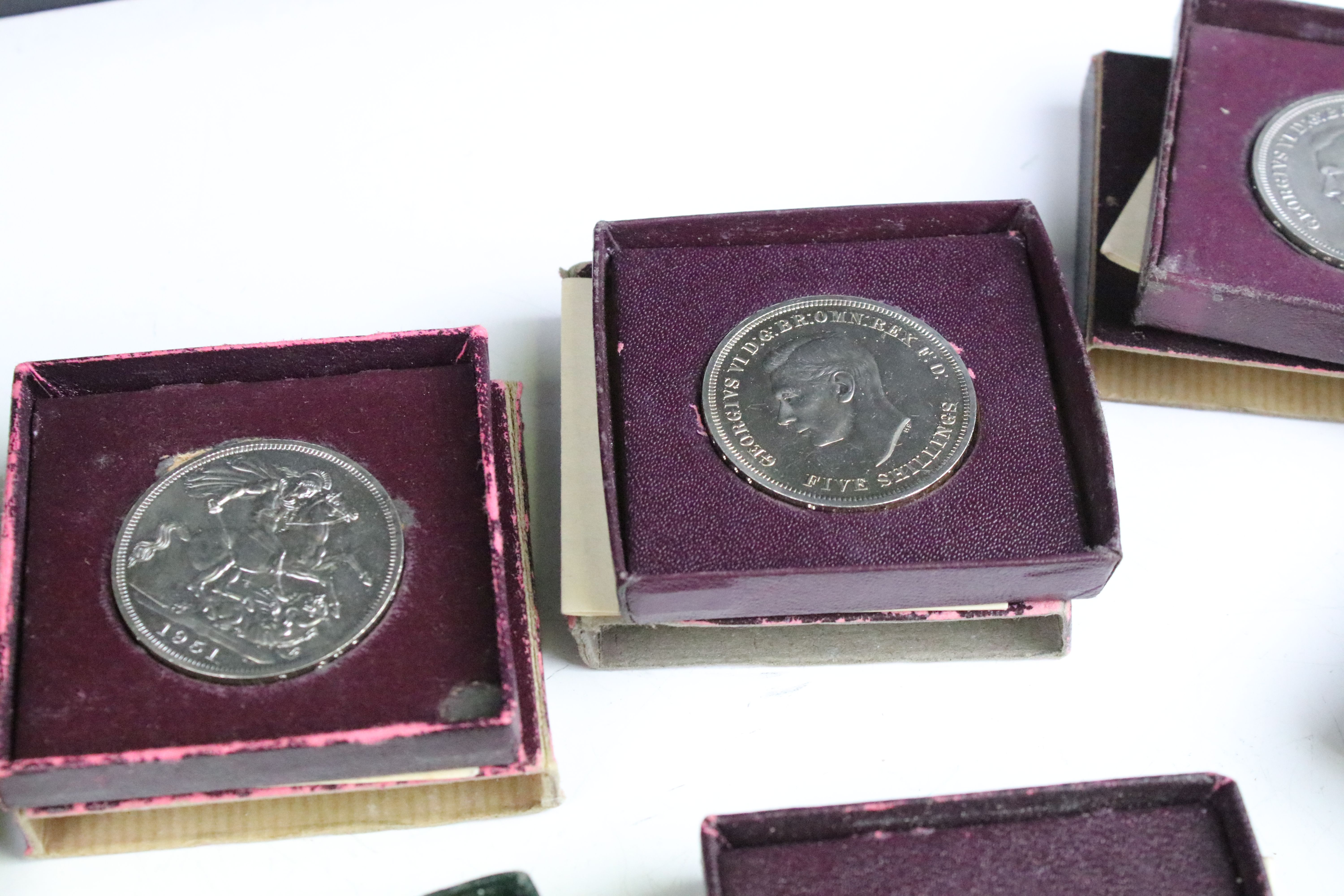 A collection of British commemorative crown coins to include silver examples. - Image 8 of 9