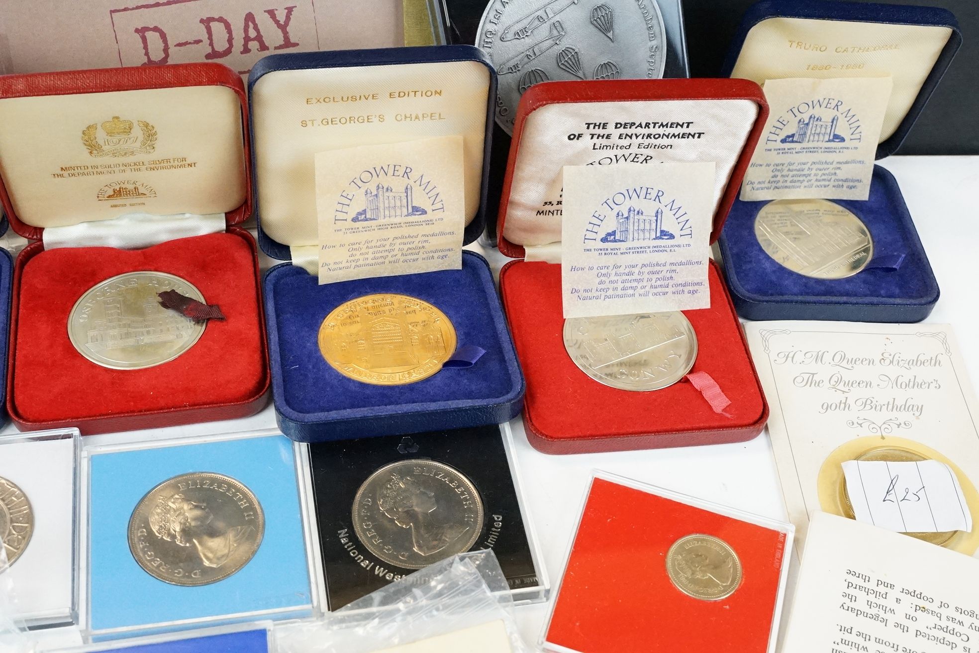 A collection of British coins to include some pre decimal silver and collectable decimal 50p and £ - Image 3 of 12