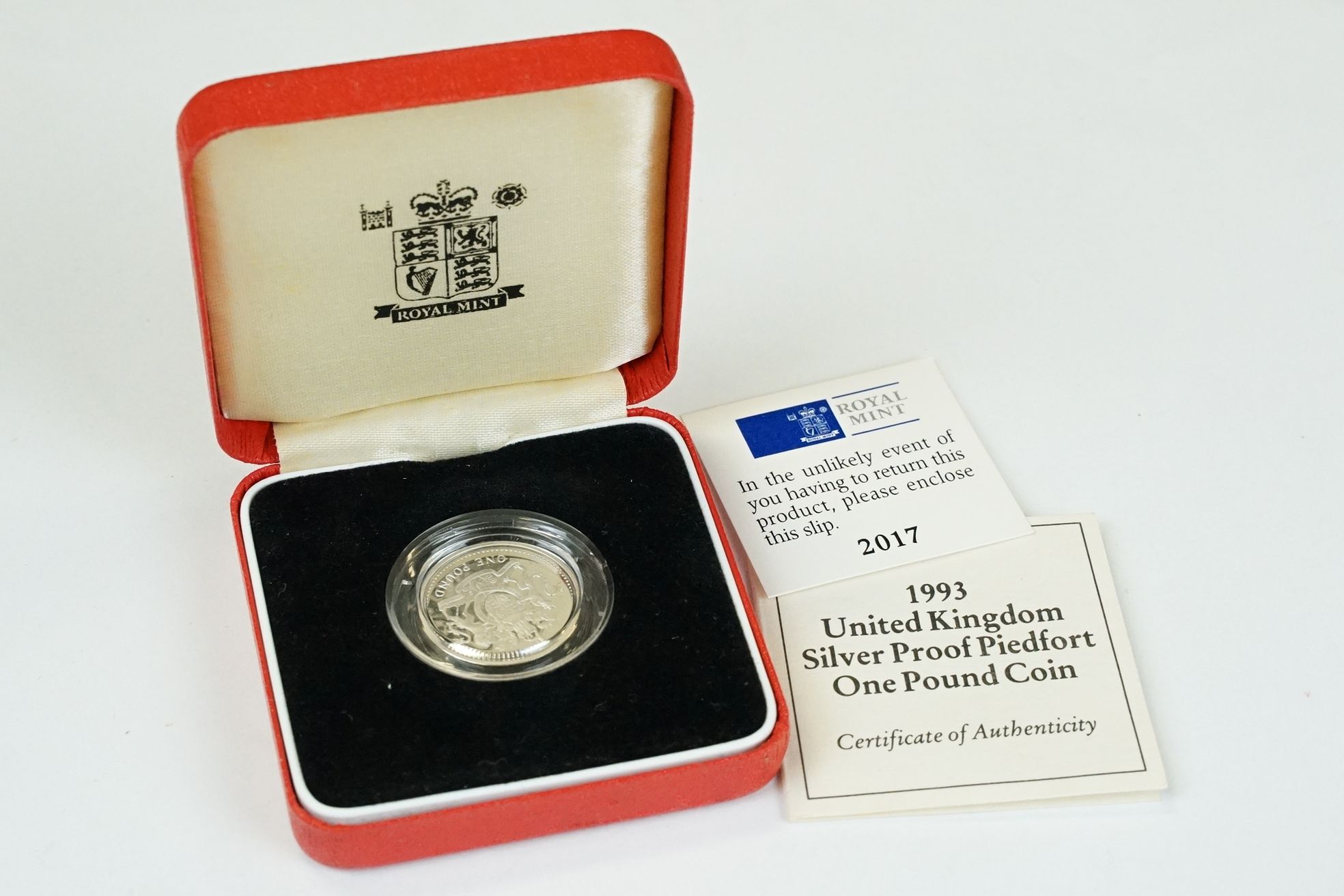 A collection of four Royal Mint silver proof £1 coins to include 2000, 1993, 1989 and 1999 examples, - Bild 8 aus 13