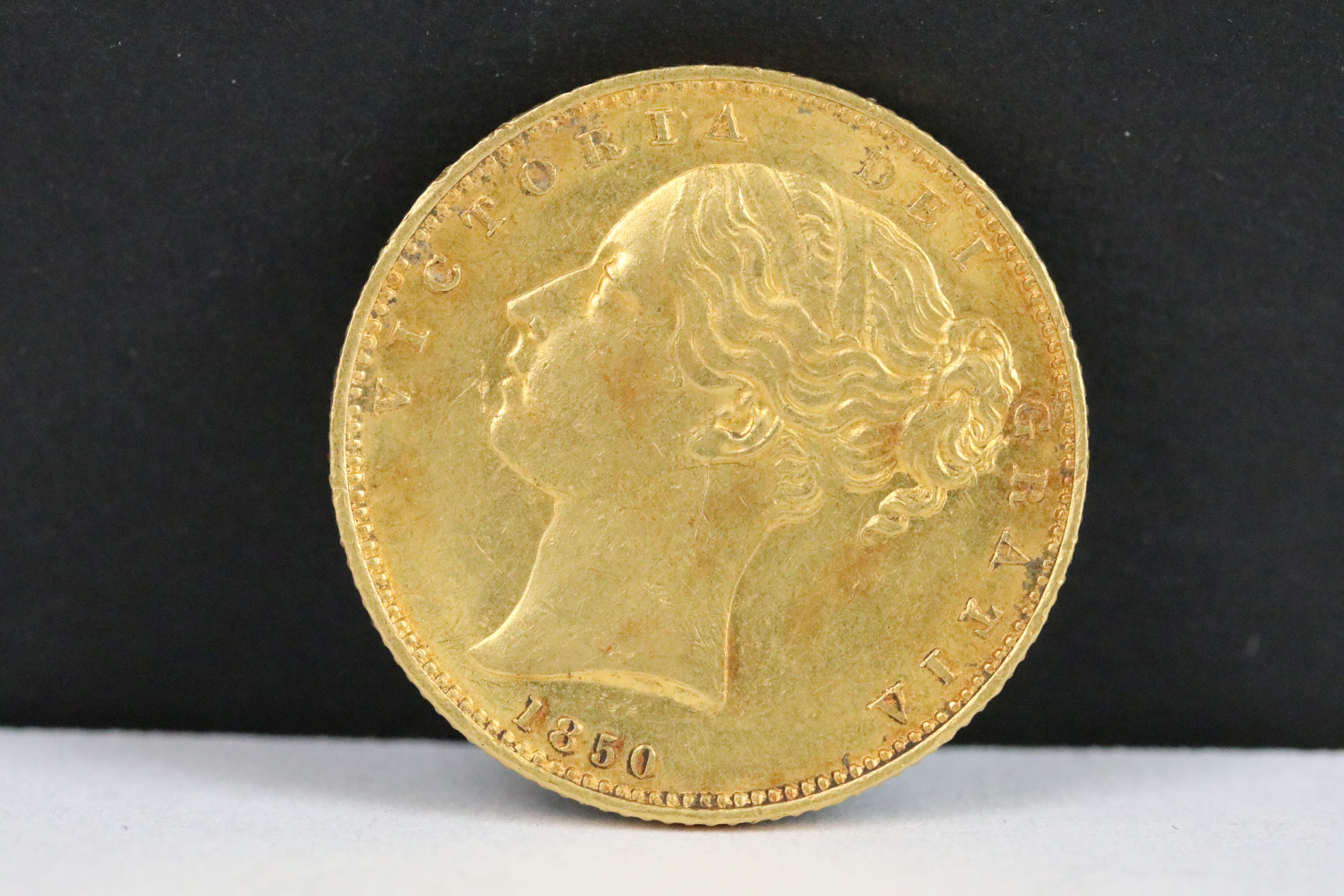 A British Queen Victoria 1850 gold full sovereign coin. - Bild 2 aus 3