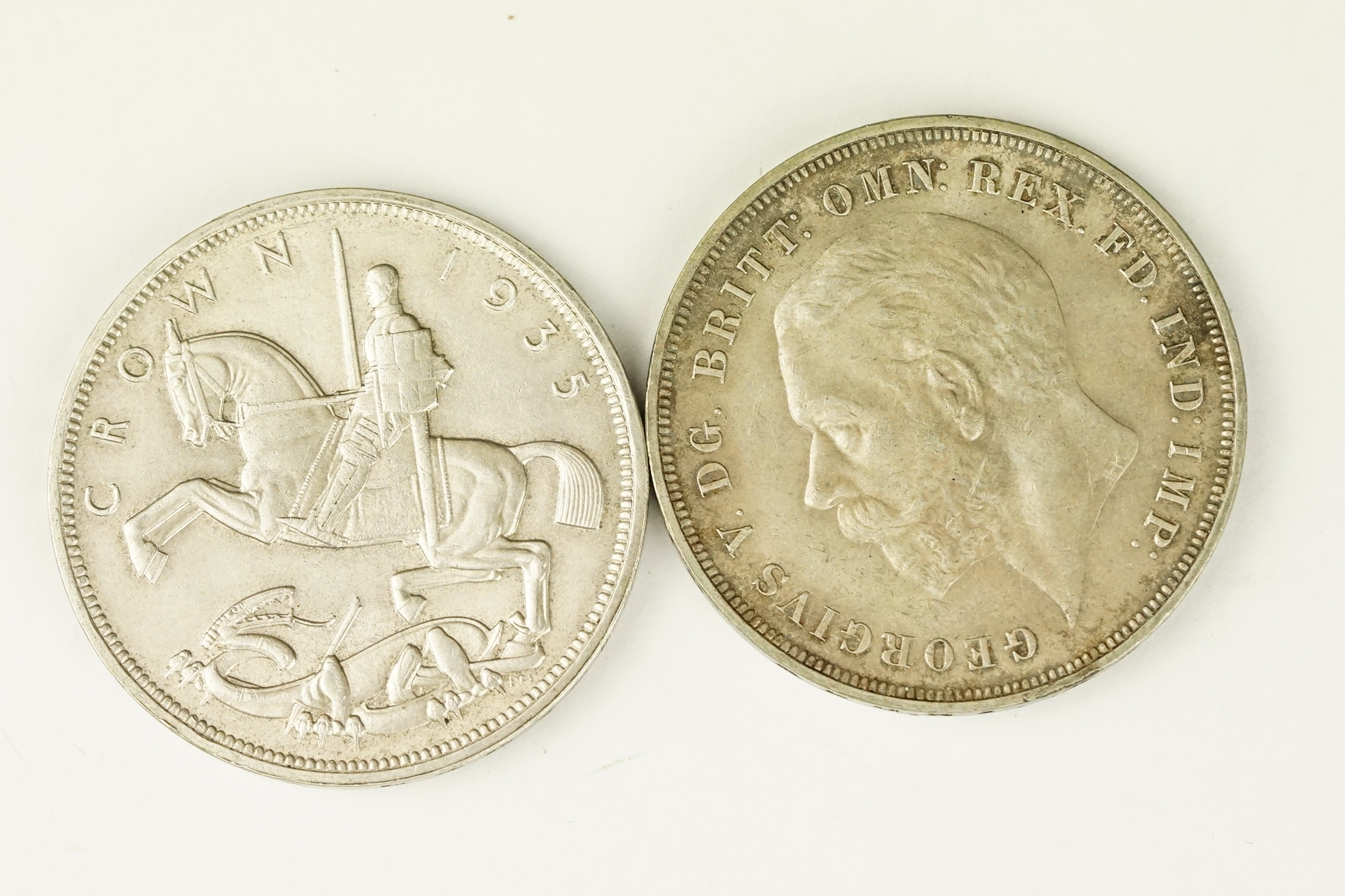 A collection of three British silver crown coins to include two 1935 examples together with a 1937 - Bild 5 aus 6