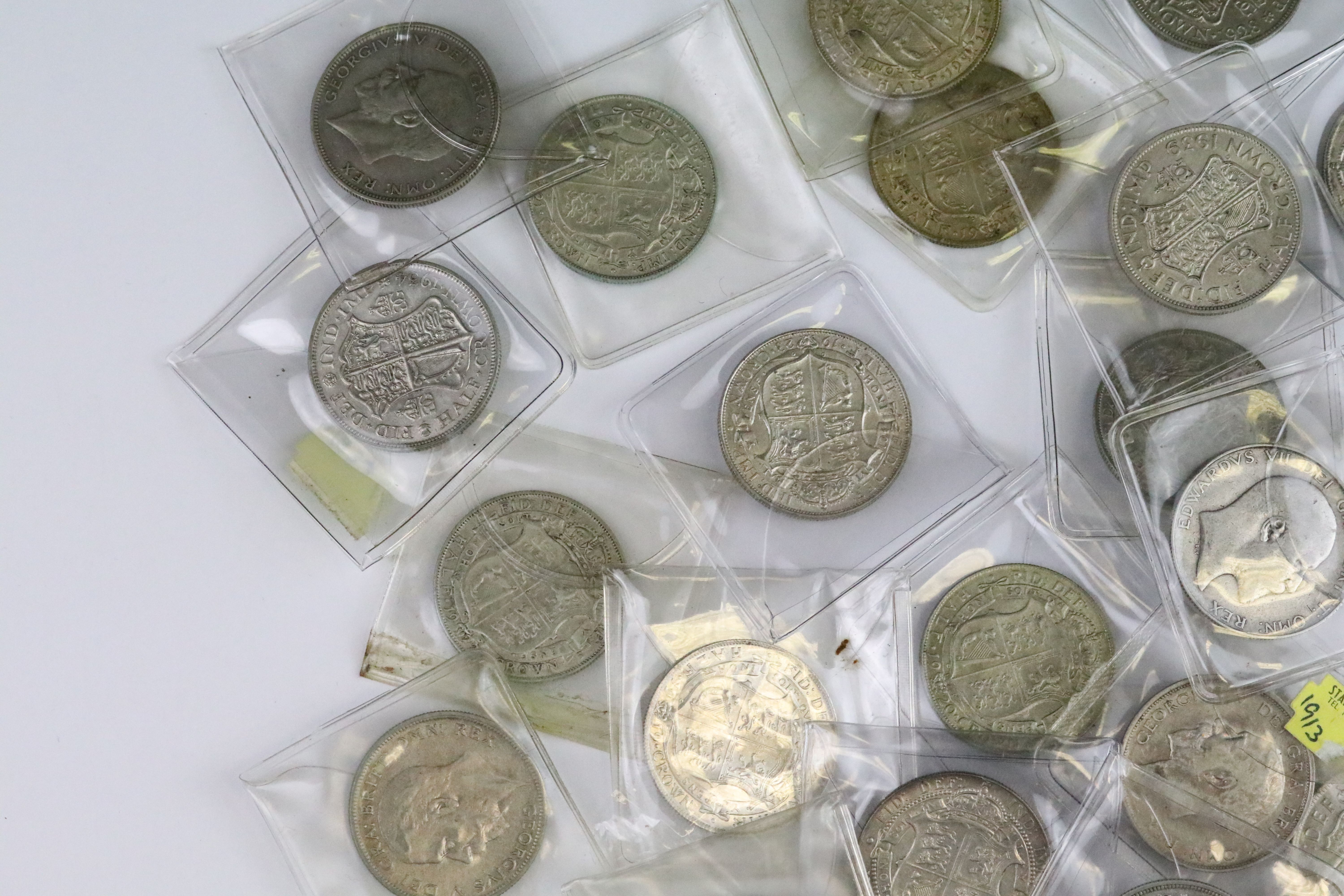 A collection of twenty nine British pre decimal silver half crown coins to include pre 1947 and - Bild 4 aus 7