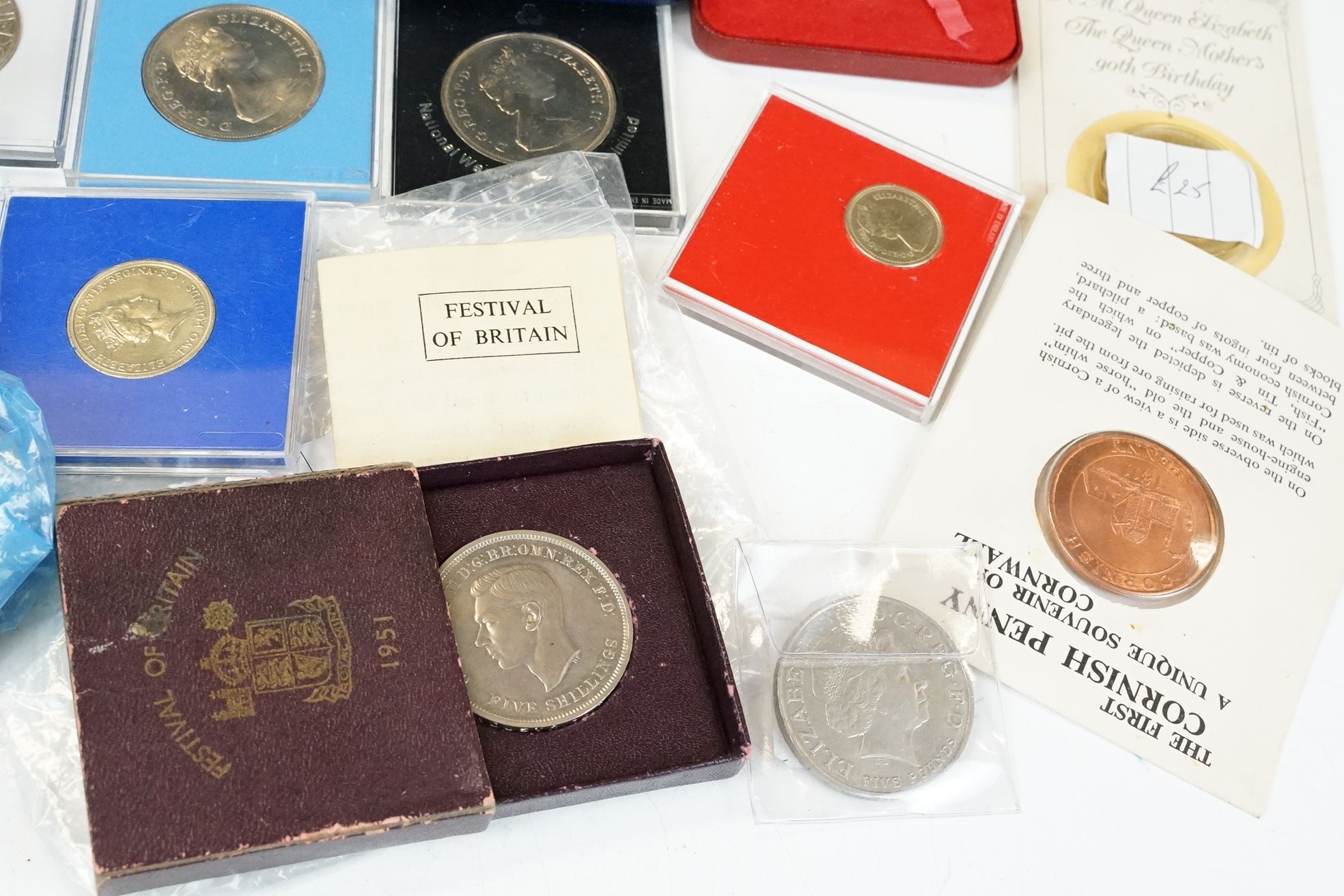 A collection of British coins to include some pre decimal silver and collectable decimal 50p and £ - Bild 2 aus 12