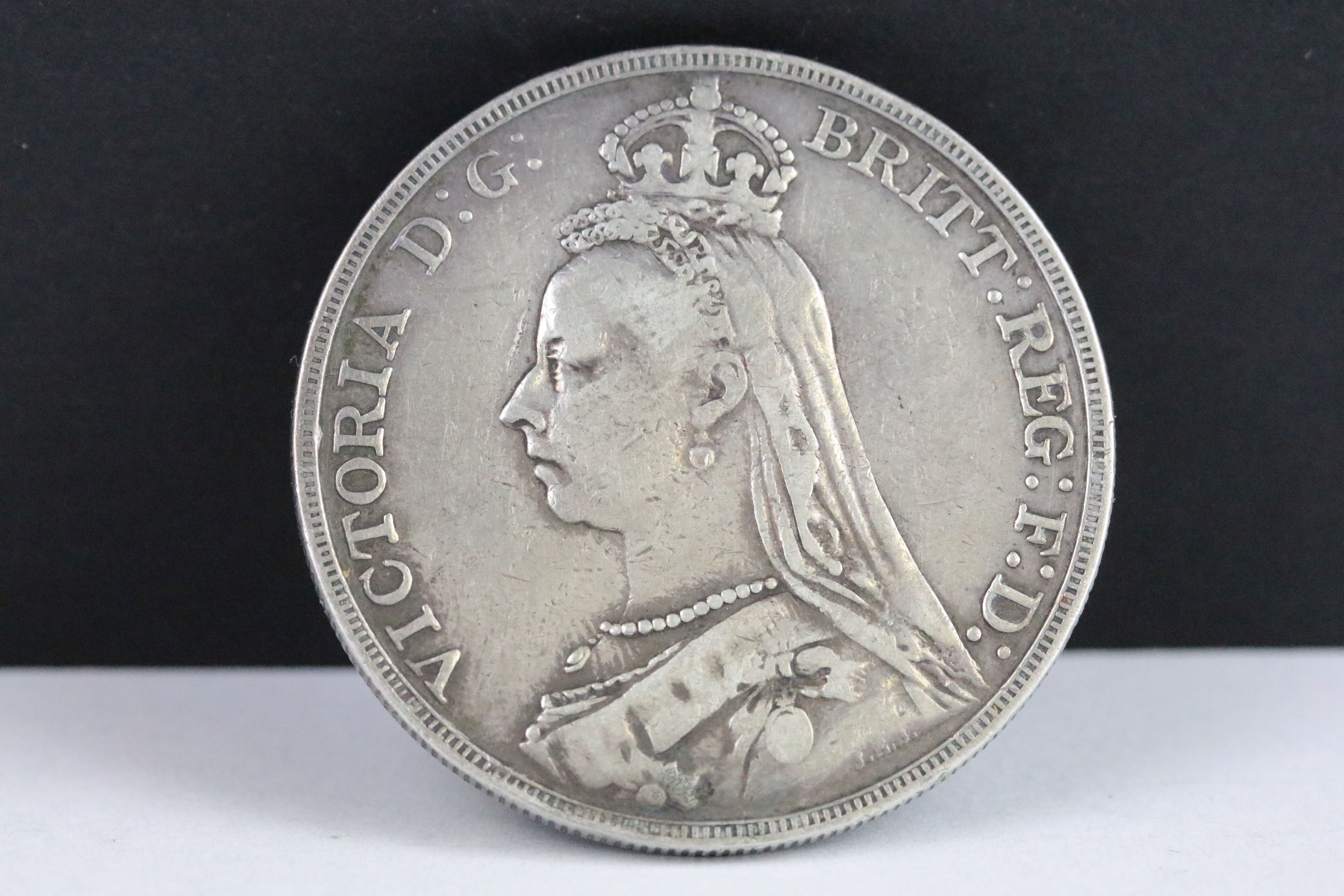 A collection of three British Queen Victoria silver Crown coins to include 1889, 1895 and 1845 - Bild 5 aus 7