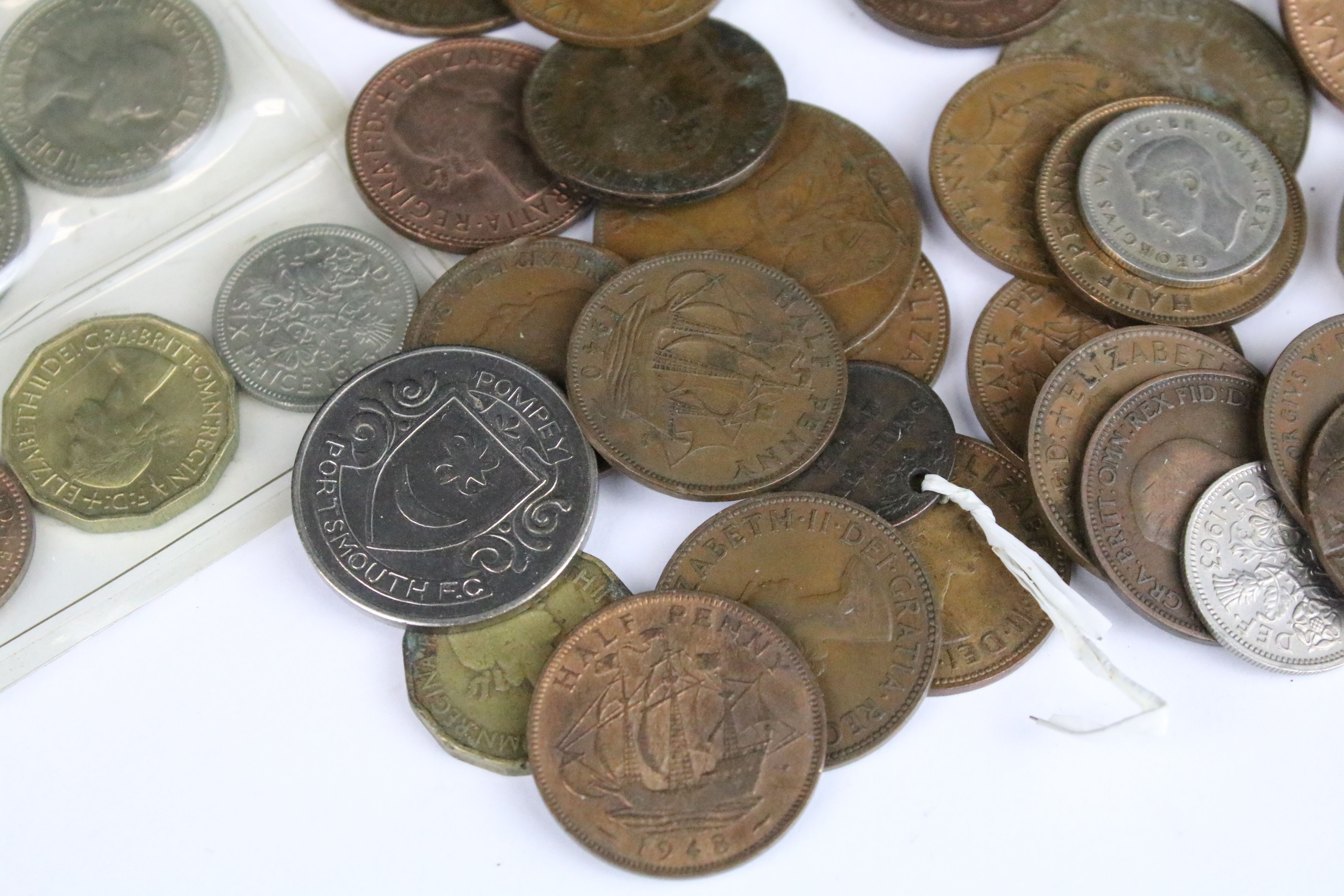 A small collection of British pre decimal coins to include silver crown and half crown examples. - Bild 6 aus 9