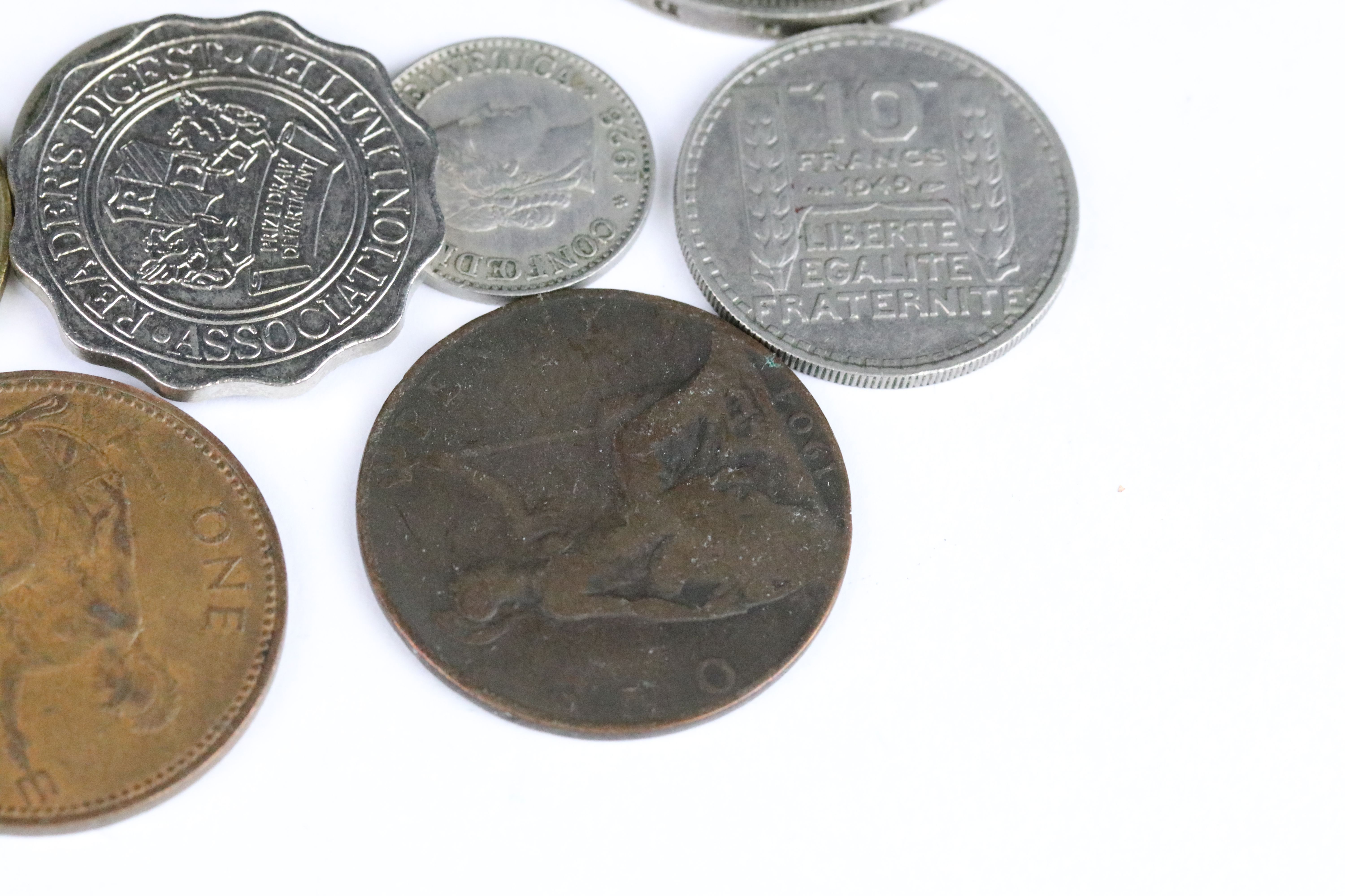 A small collection of British pre decimal and world coins to include four silver crown coins. - Bild 3 aus 7