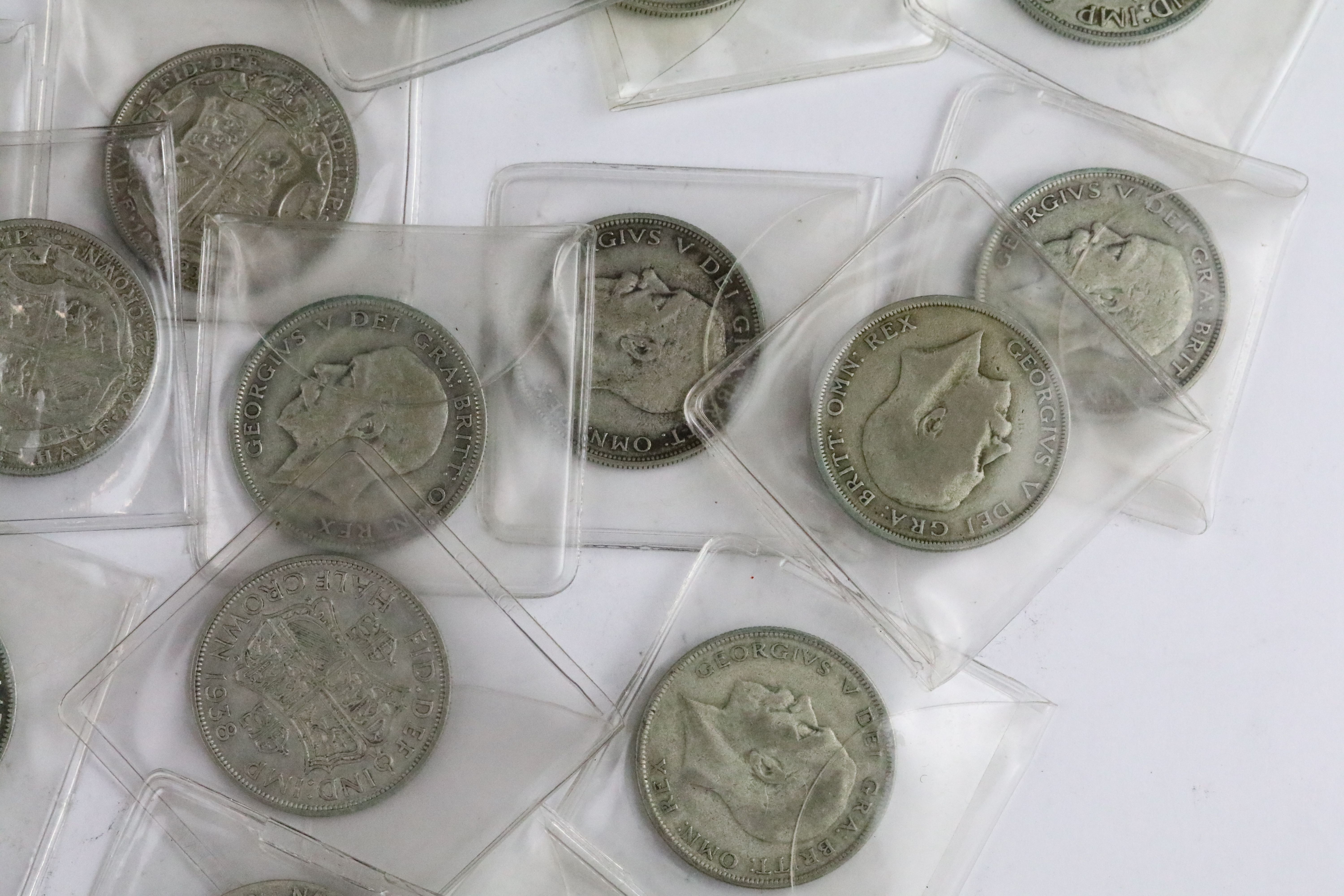 A collection of approx twenty eight British pre decimal pre 1947 and pre 1920 silver crown coins. - Bild 7 aus 9