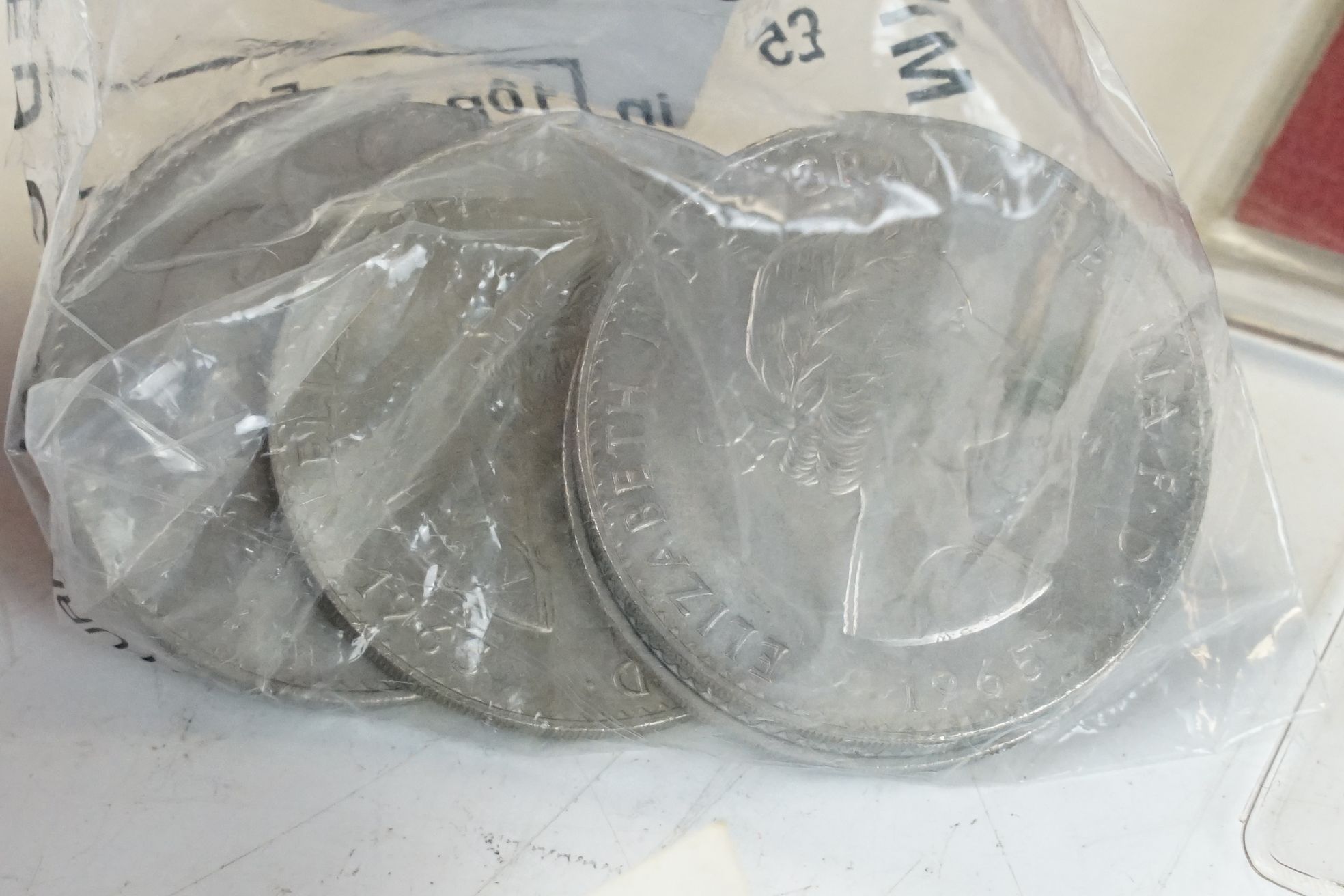 A collection of British decimal and pre decimal coins to include uncirculated and silver examples. - Bild 6 aus 11