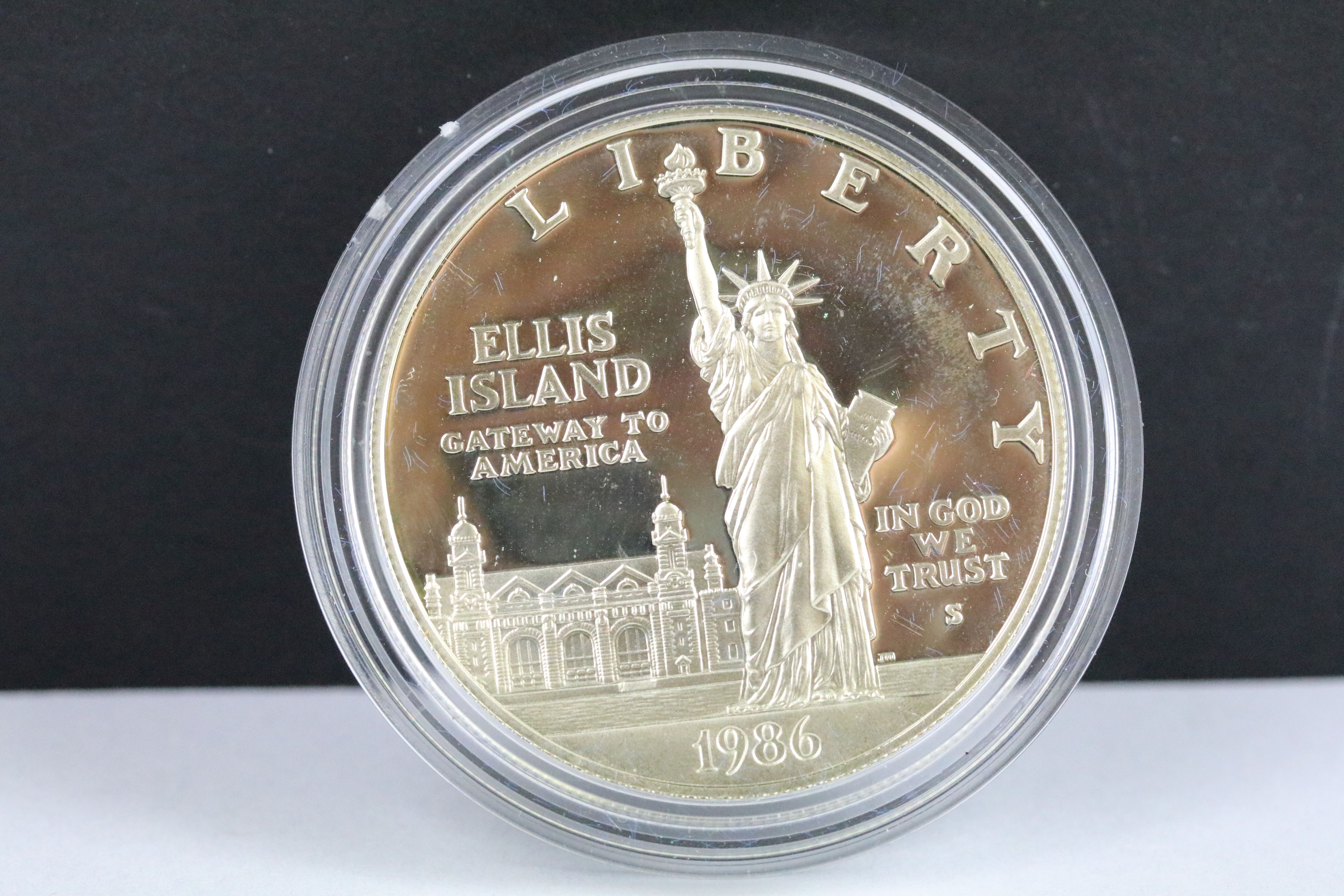 A cased United States of America Liberty coin set comprising of the 1986 silver dollar and half - Image 2 of 6