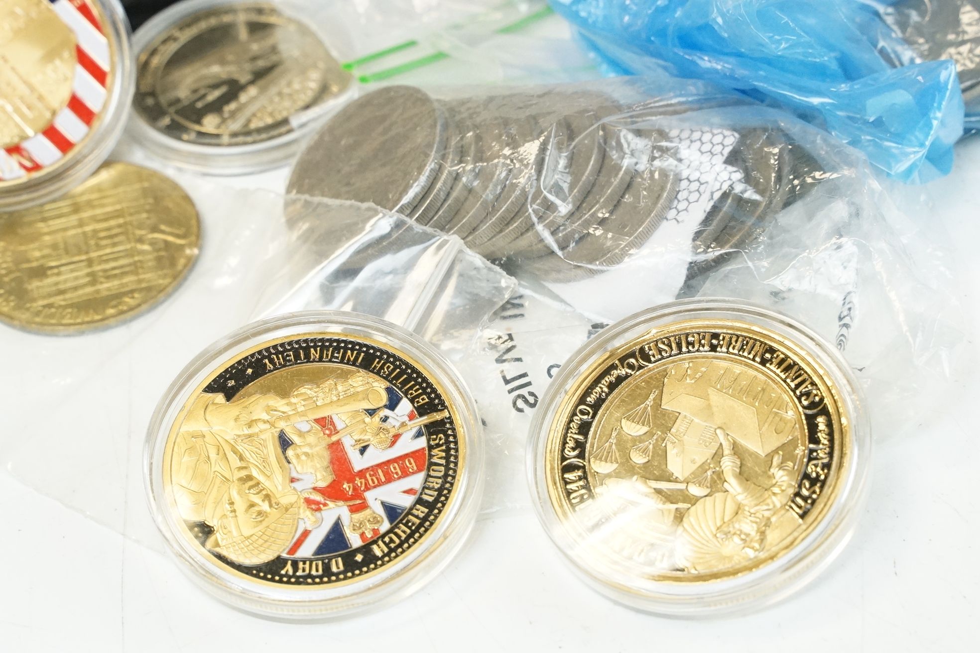 A collection of British coins to include some pre decimal silver and collectable decimal 50p and £ - Image 7 of 12