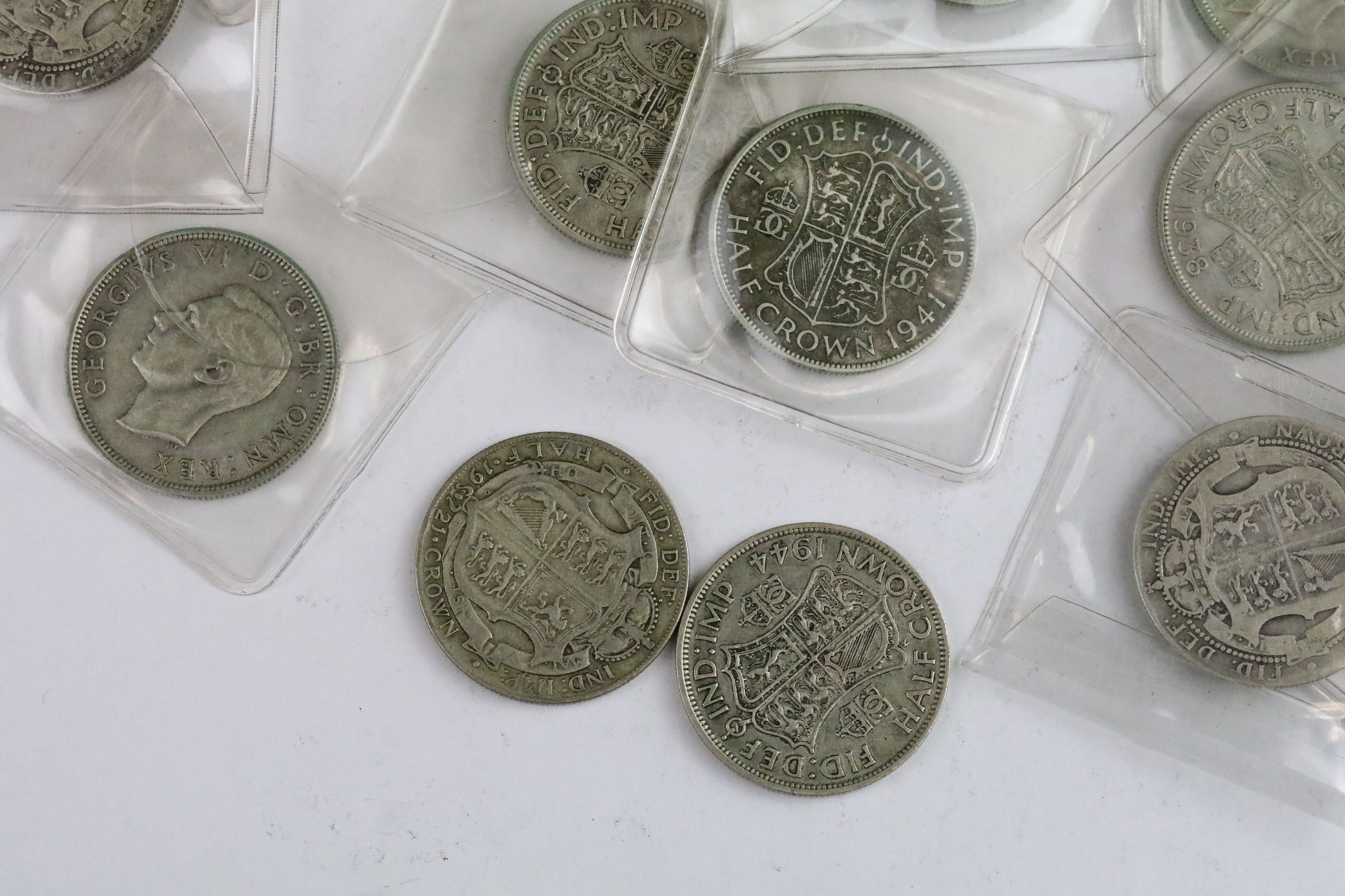 A collection of approx twenty eight British pre decimal pre 1947 and pre 1920 silver crown coins. - Bild 3 aus 9