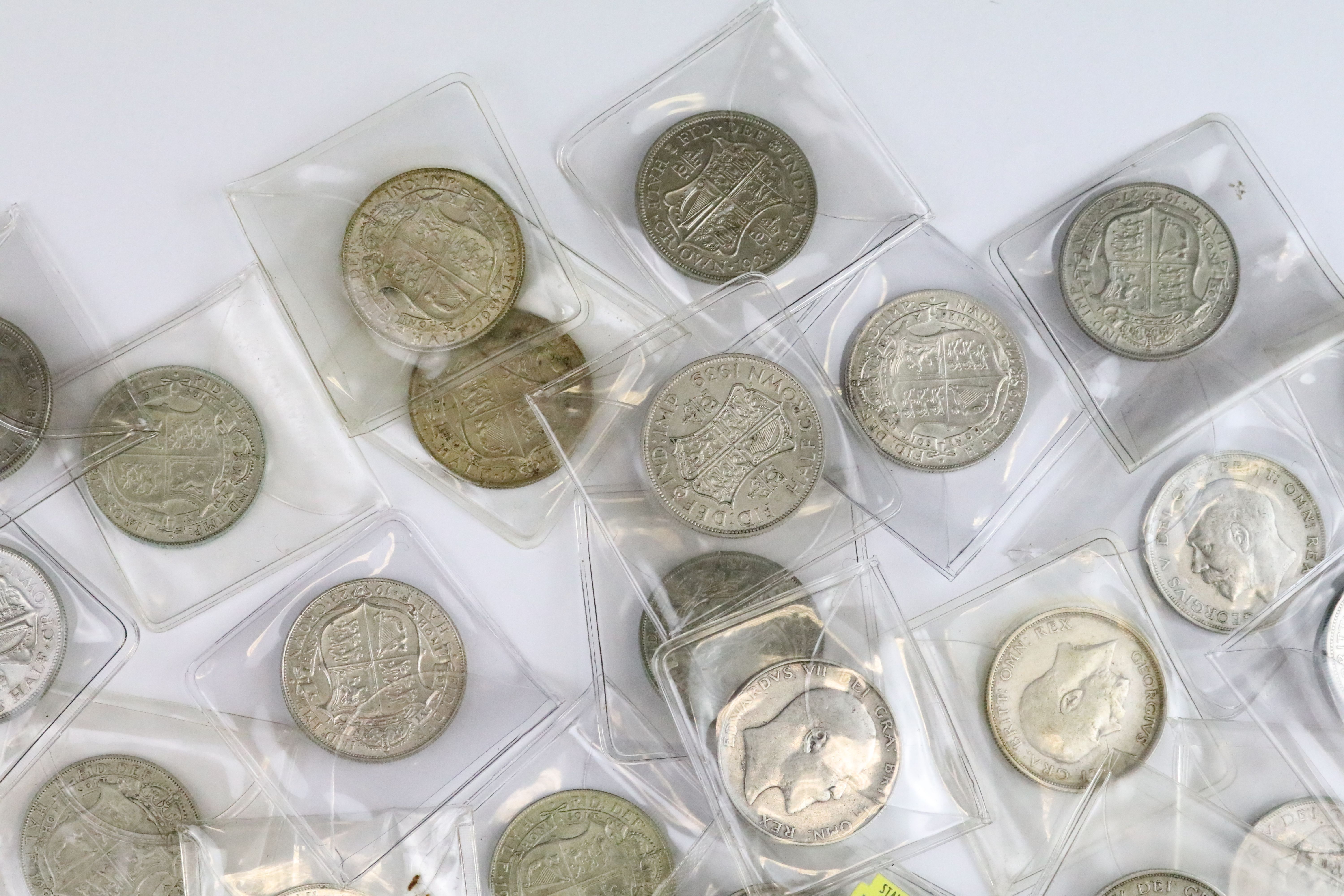 A collection of twenty nine British pre decimal silver half crown coins to include pre 1947 and - Bild 5 aus 7