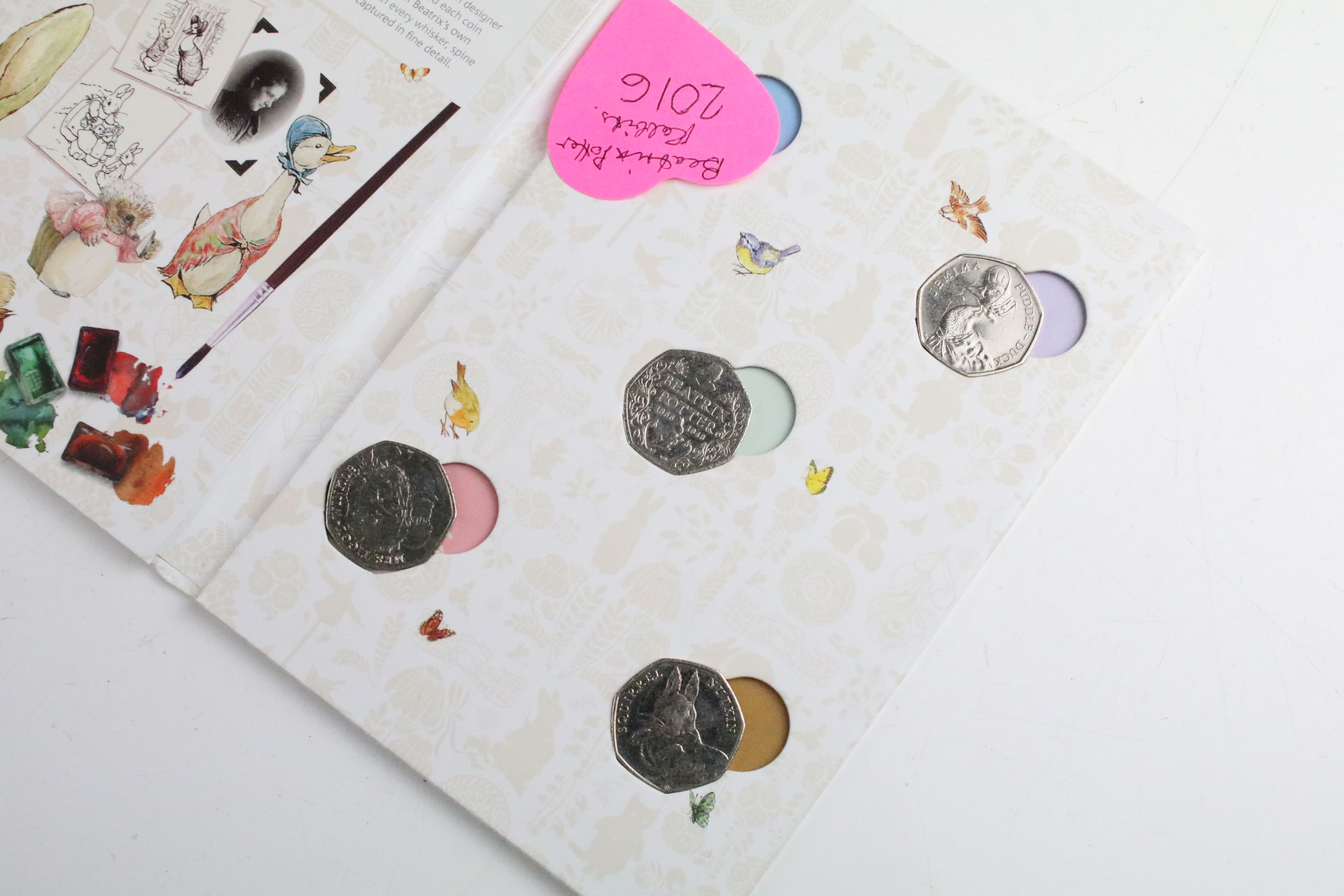 A collection of uncirculated and proof like coins to include the Royal Mint 2022 year set, Beatrix - Bild 6 aus 15