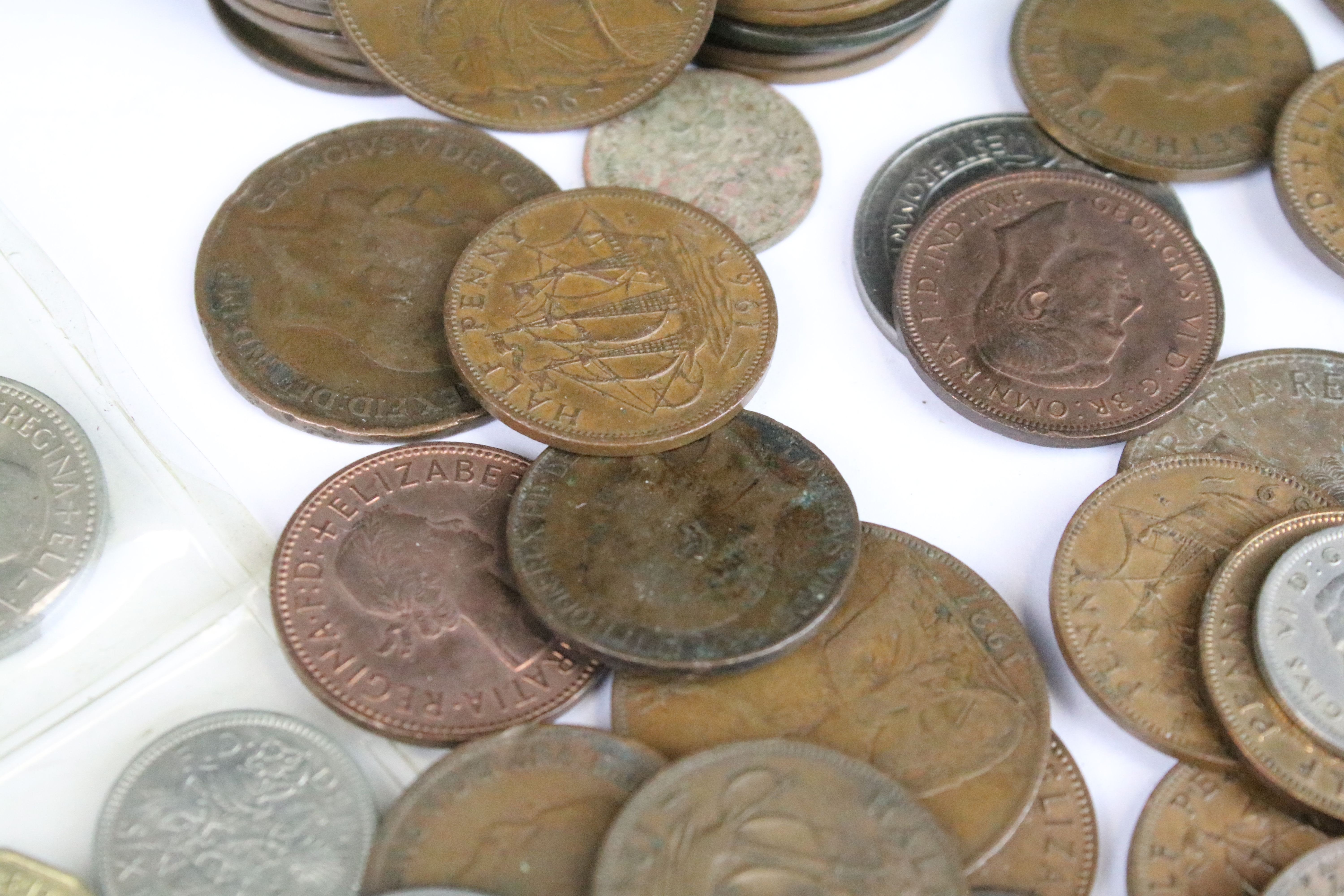 A small collection of British pre decimal coins to include silver crown and half crown examples. - Image 8 of 9