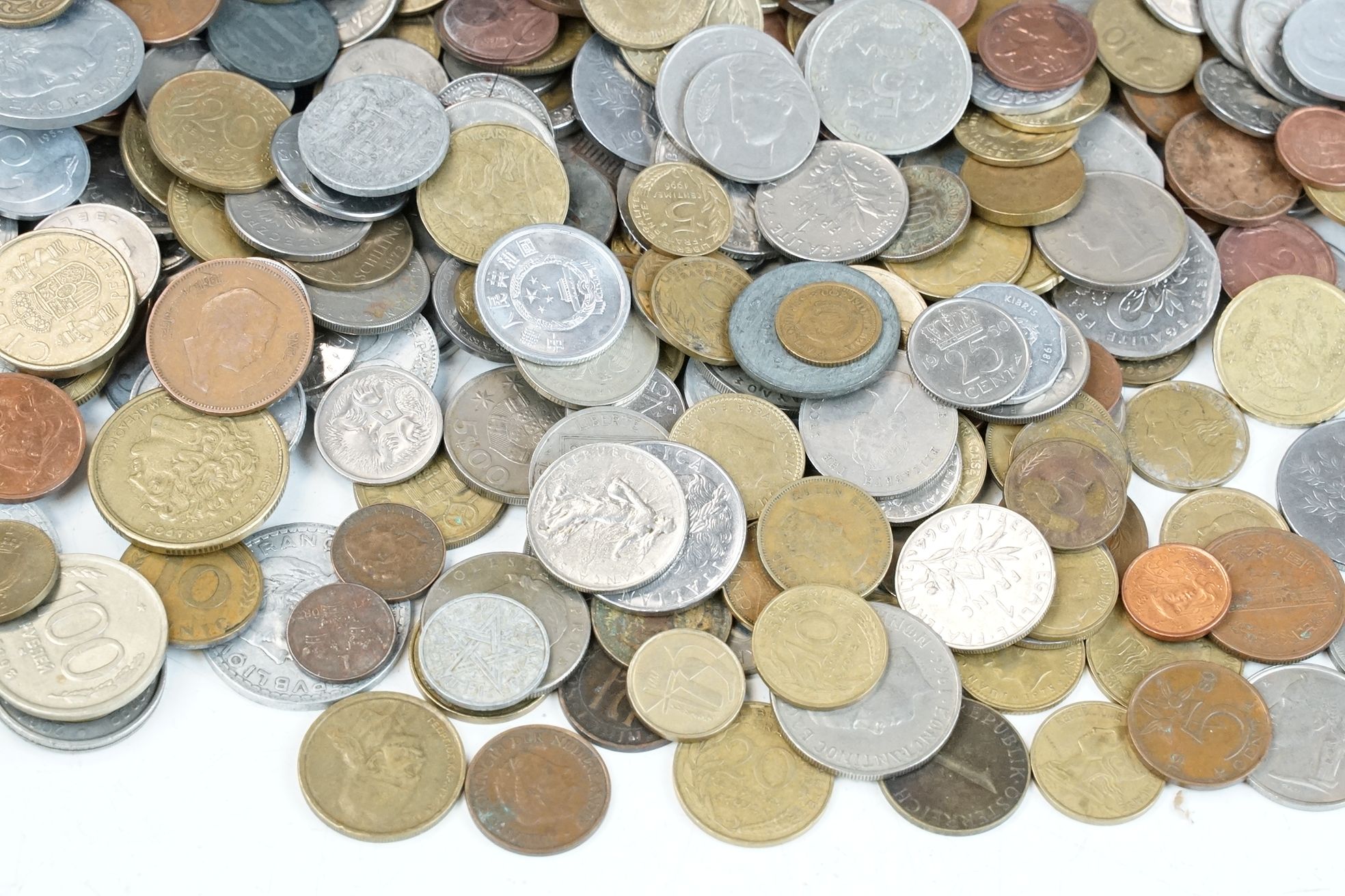 A large collection of circulated World coins to include India, Switzerland, United States and a good - Image 3 of 9