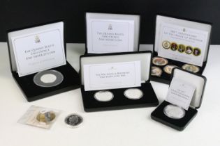 A collection of uncirculated coins and coin sets to include two x The Queen's Beasts 2oz fine silver