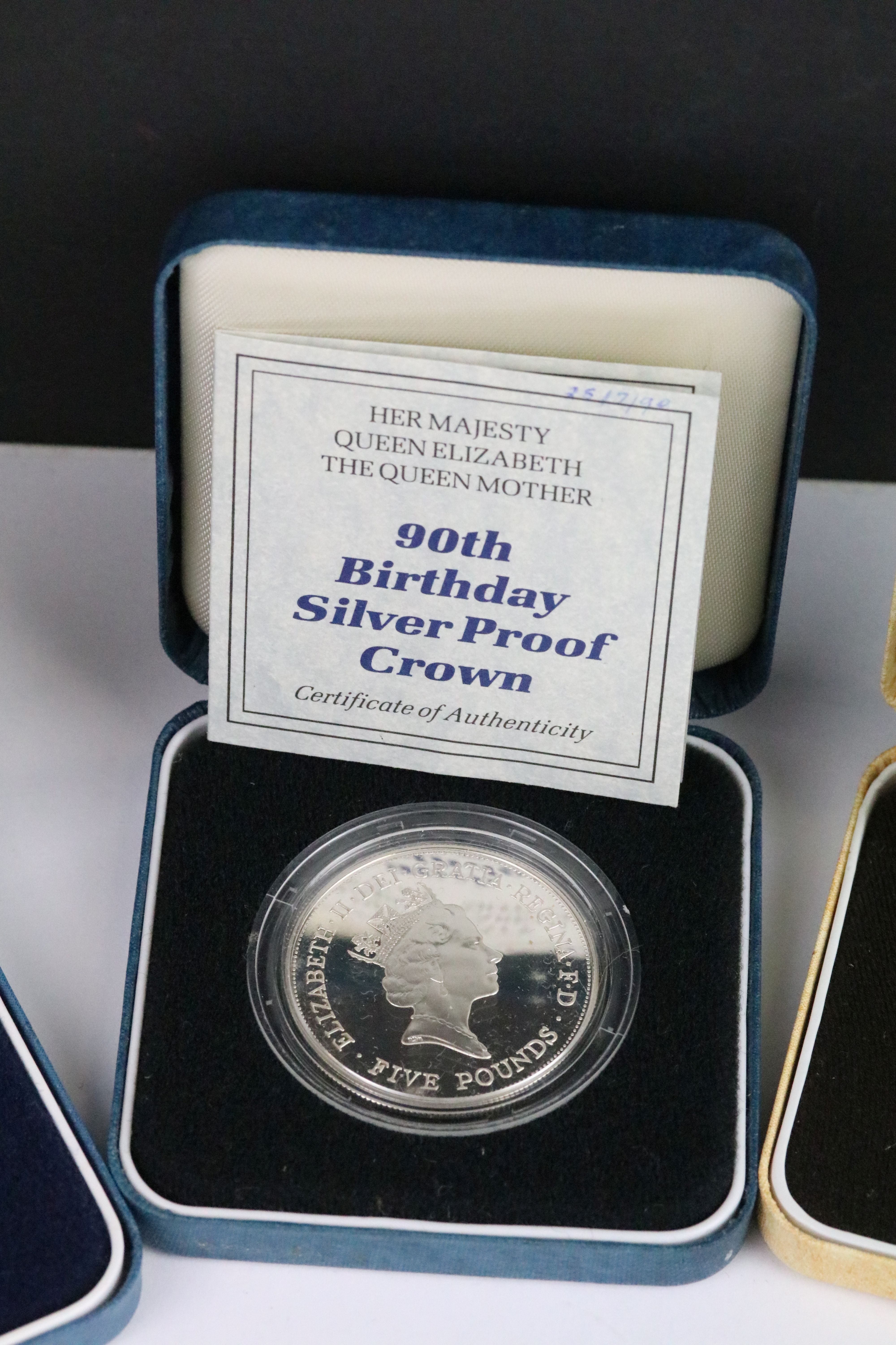 A collection of four Royal Mint silver proof crown coins all encapsulated within display cases. - Bild 4 aus 9