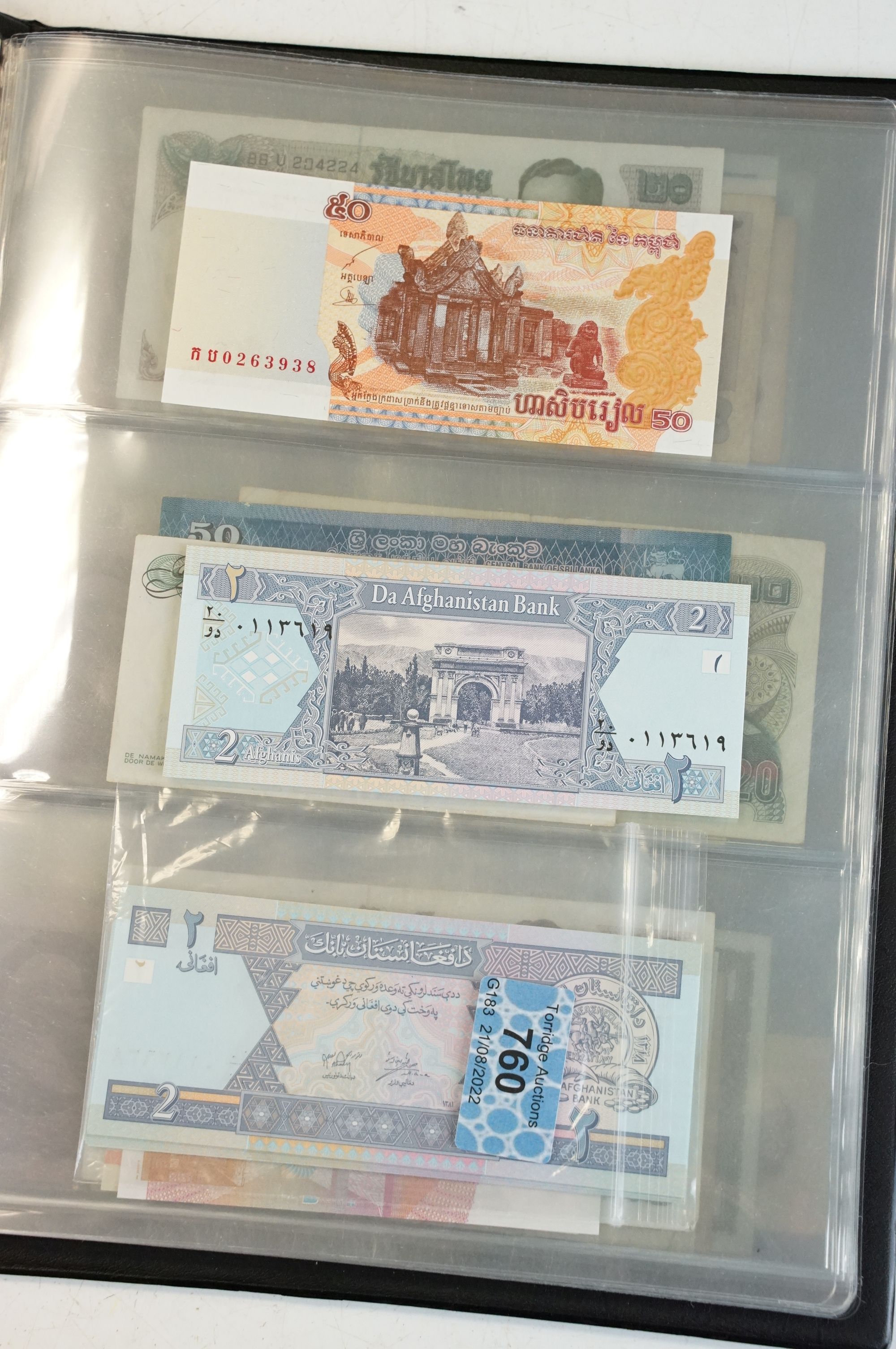 A collection of circulated and uncirculated world banknotes within a collectors folder to include - Bild 6 aus 12