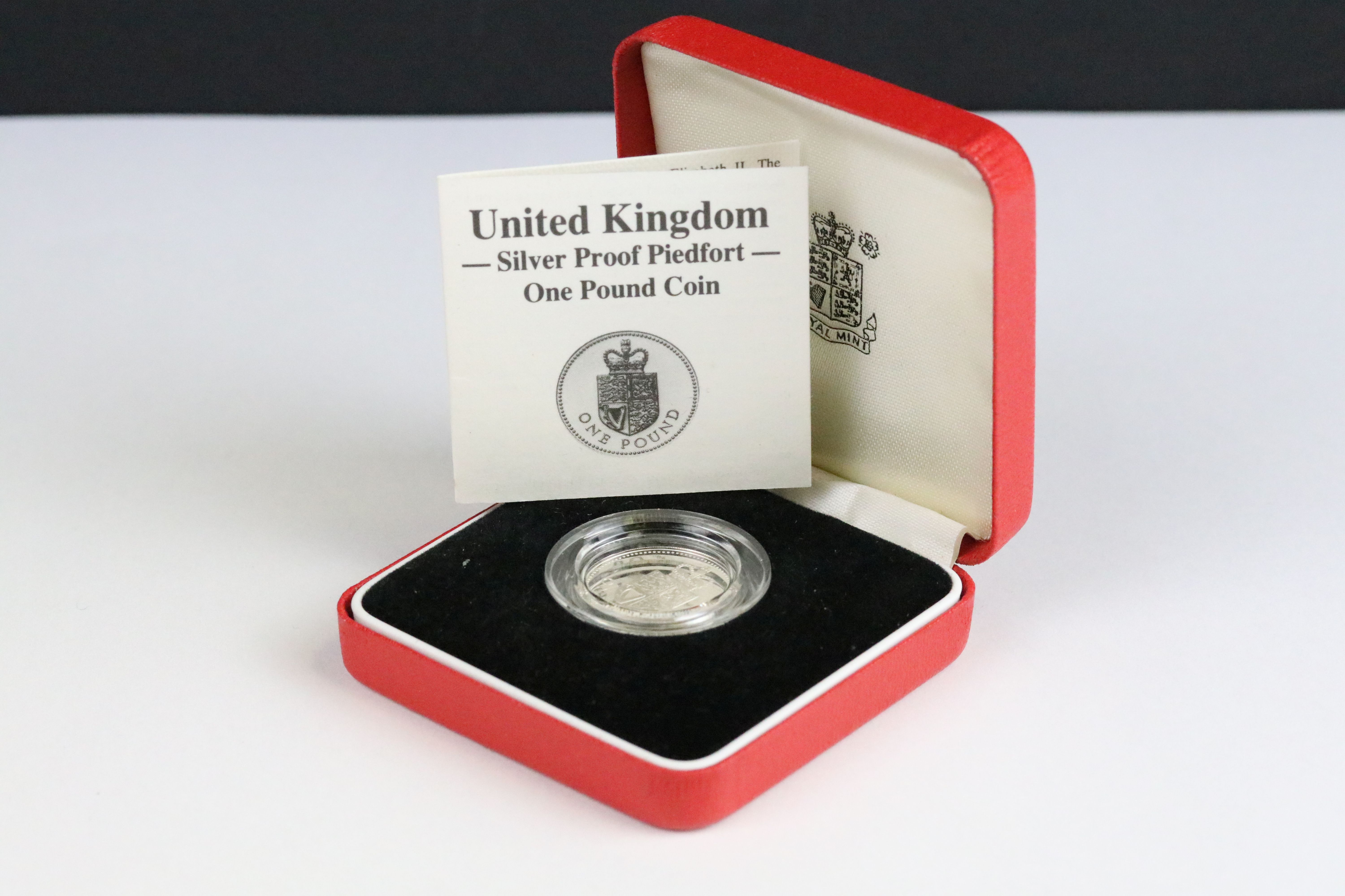 A United Kingdom Royal Mint silver proof Piedfort 1988 £1 coin together with a 2000 silver proof £ - Bild 6 aus 9