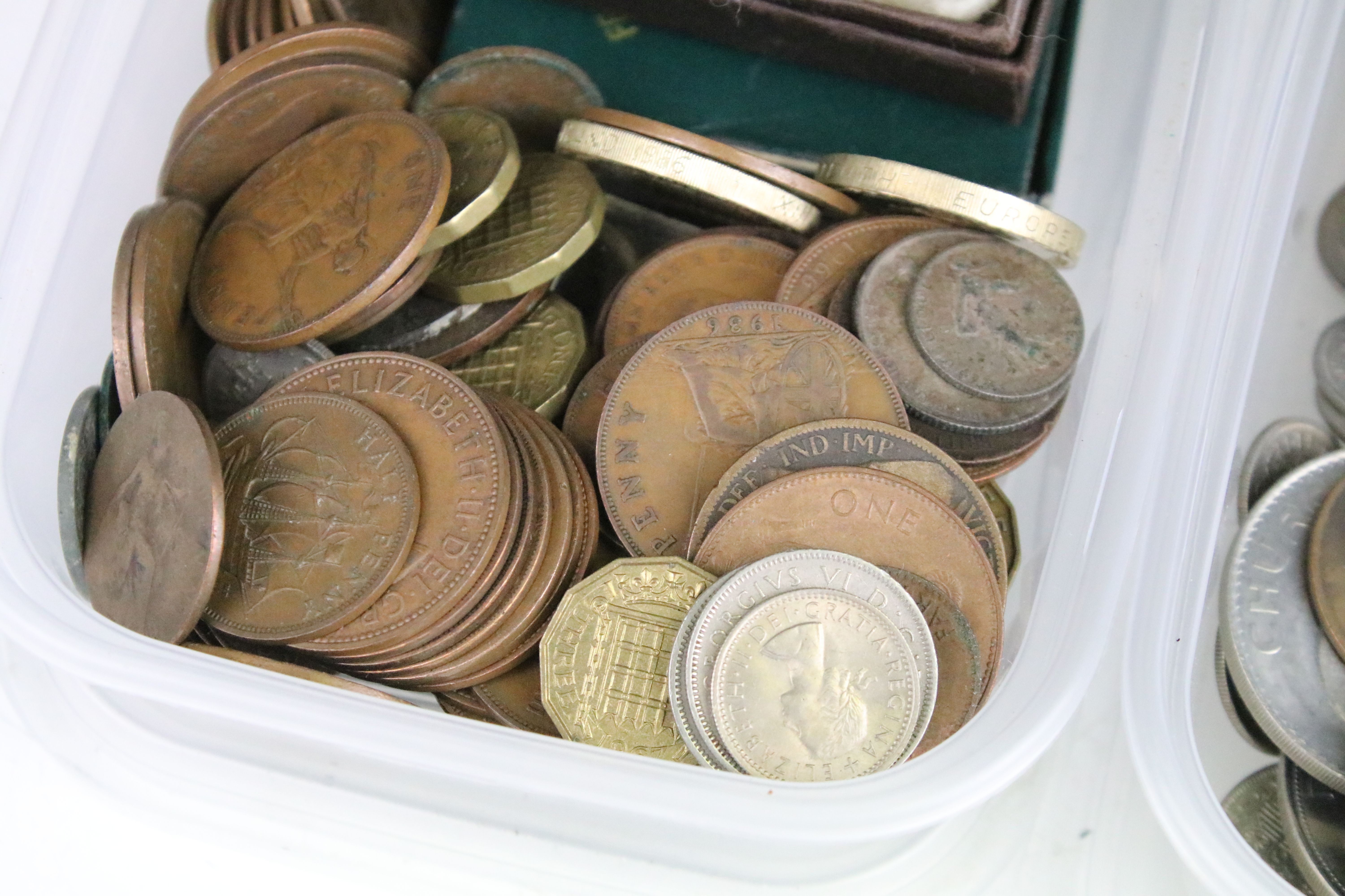 A collection of British pre decimal and decimal coins to include pre 1920 silver and commemorative - Image 6 of 8