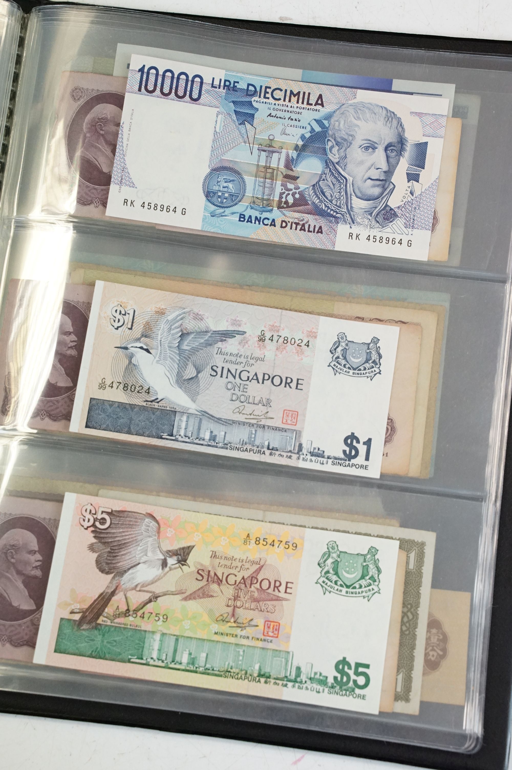 A collection of circulated and uncirculated world banknotes within a collectors folder to include - Bild 11 aus 12