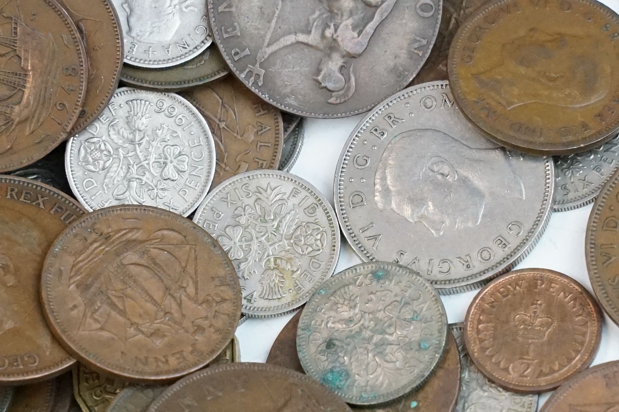 A large collection of British pre decimal coins to include pennies, half pennies, threepences, - Bild 5 aus 6