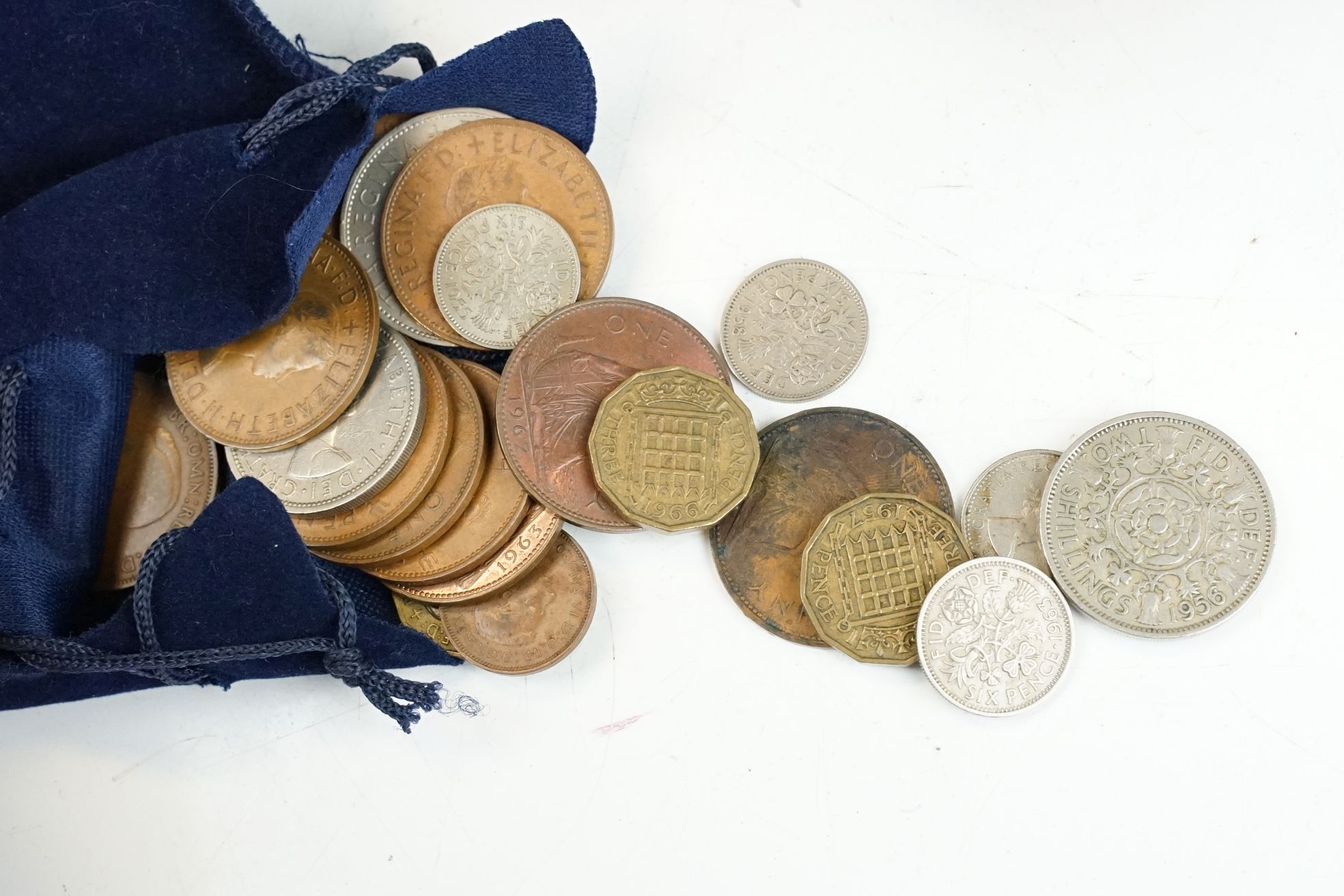 A collection of British and World circulated coins together with a selection of collectors coins - Bild 9 aus 9