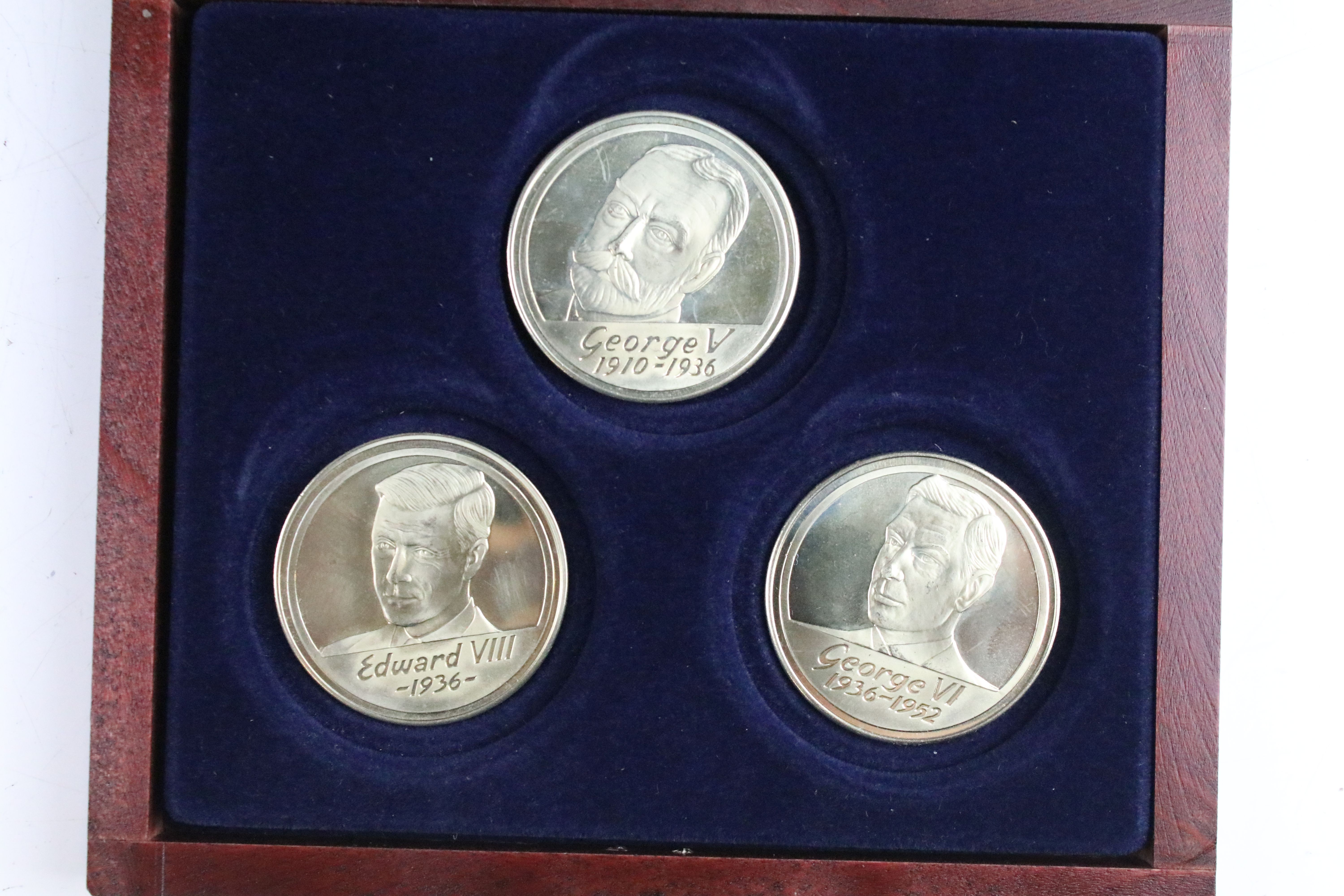 A collection of mixed coins to include uncirculated coin sets, proof like collectors coins and - Image 11 of 14