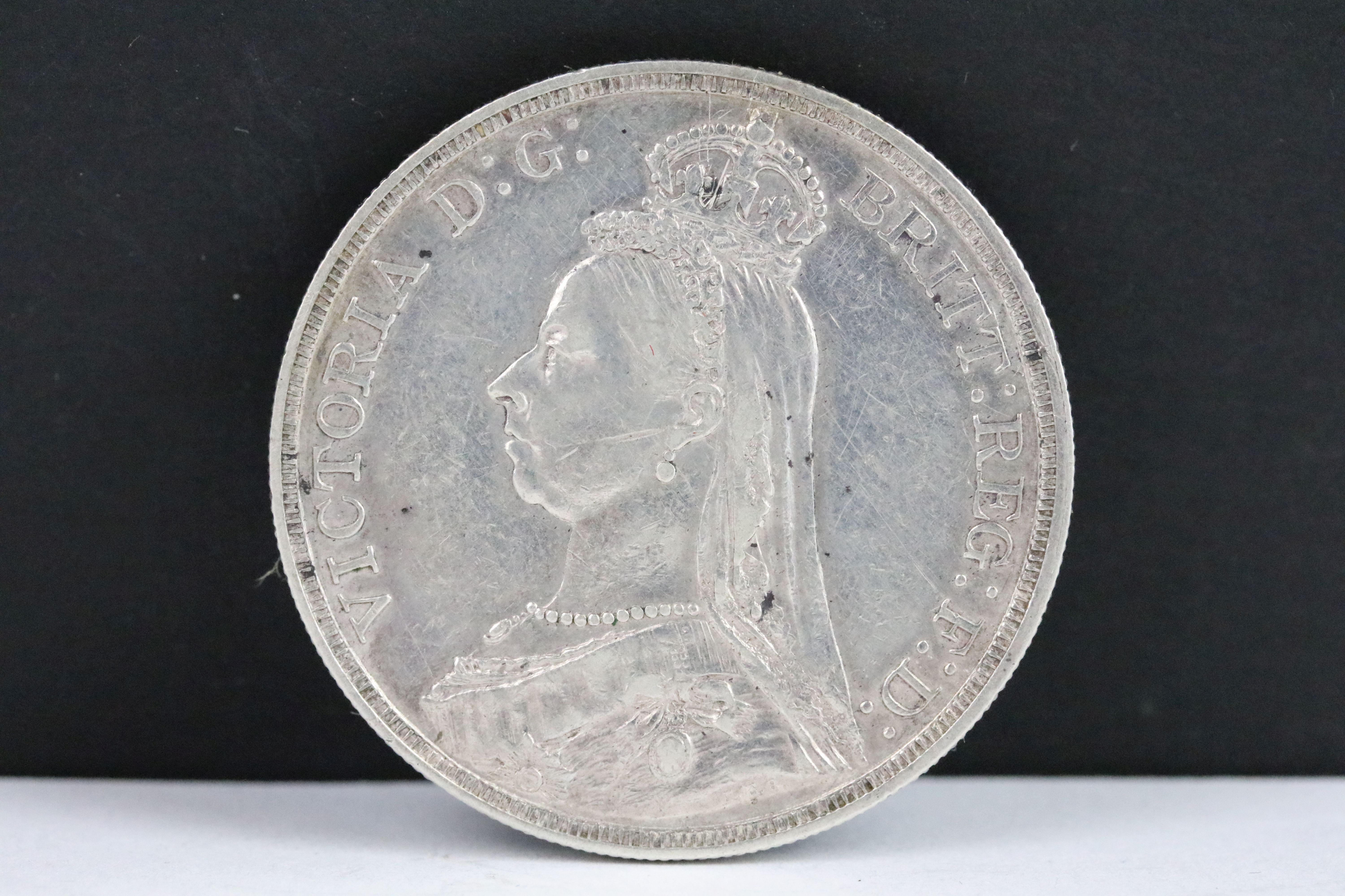 A collection of three British Queen Victoria silver Crown coins to include 1890, 1887 and 1887 - Image 3 of 9