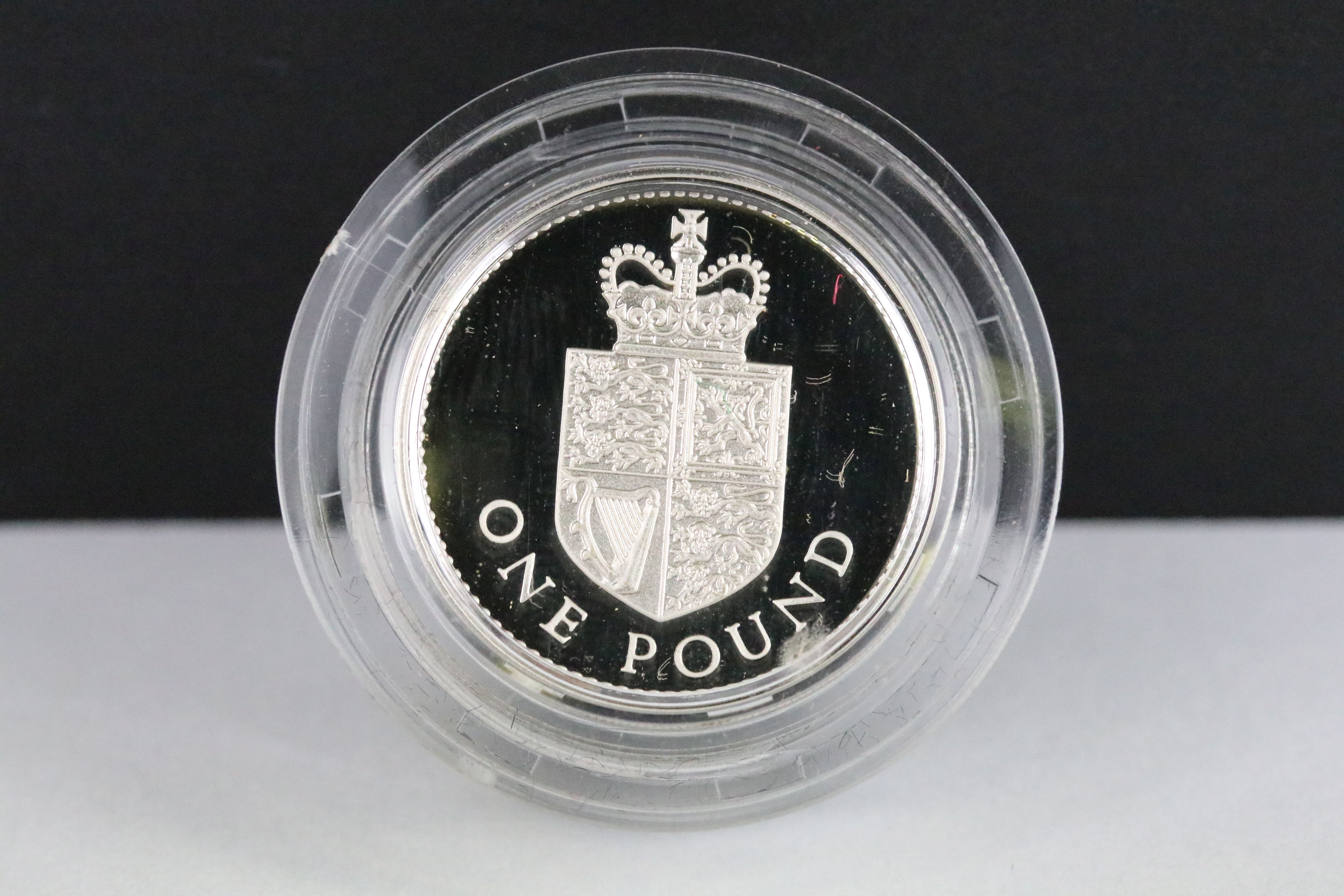 A United Kingdom Royal Mint silver proof Piedfort 1988 £1 coin together with a 2000 silver proof £ - Bild 7 aus 9