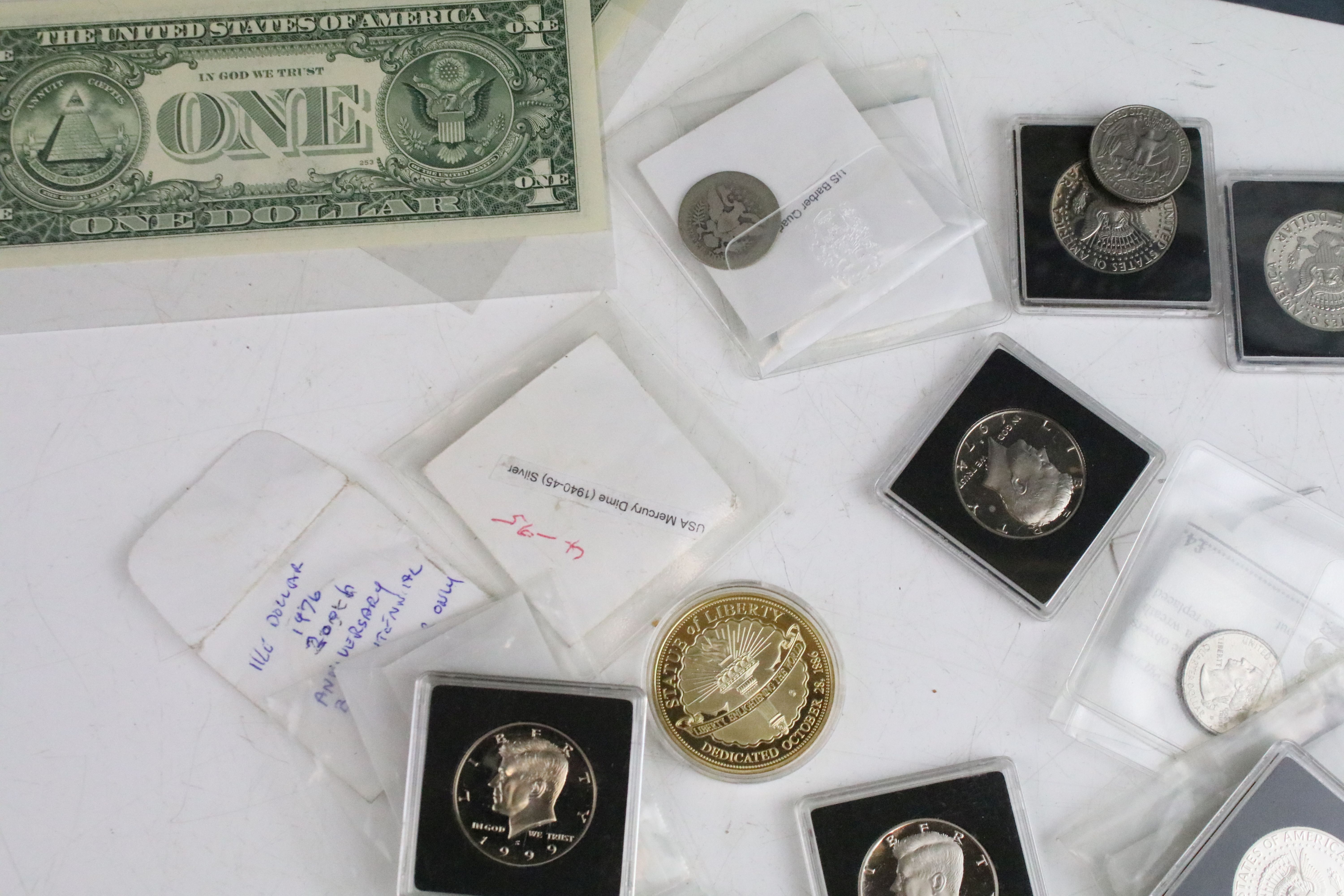 A collection of United States of America coins to include a selection of half dollar coins and a - Image 5 of 8