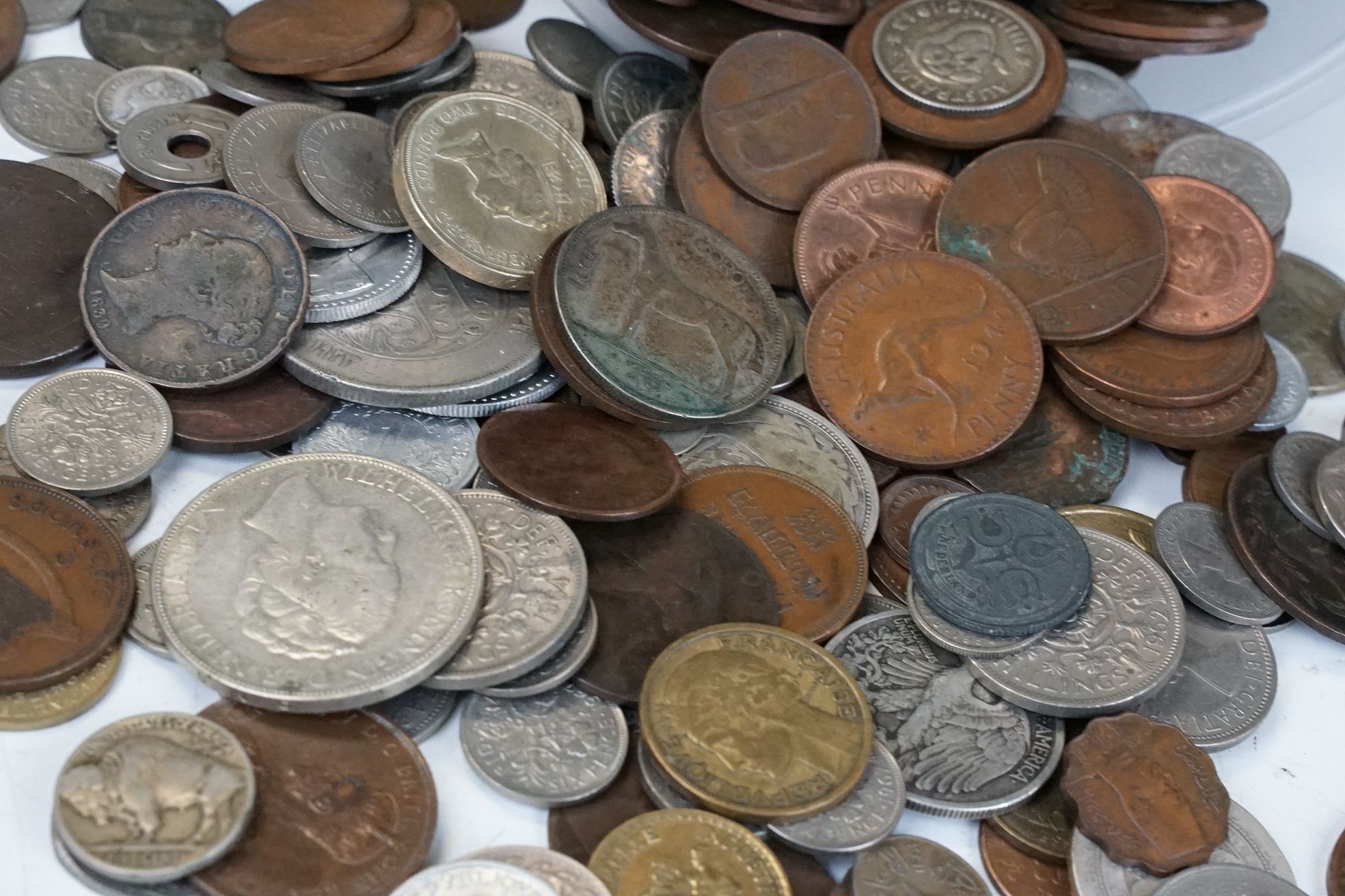 A small collection of British pre decimal and world coins to include silver examples together with a - Bild 9 aus 9