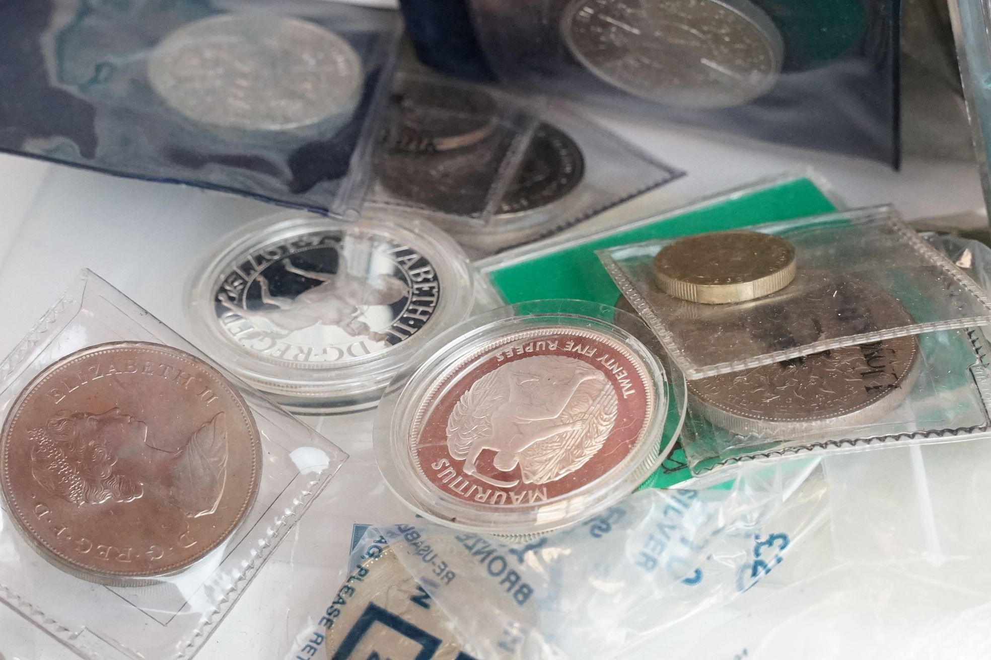 A small collection of mainly uncirculated British commemorative coins to include Crowns and £2 - Image 7 of 7