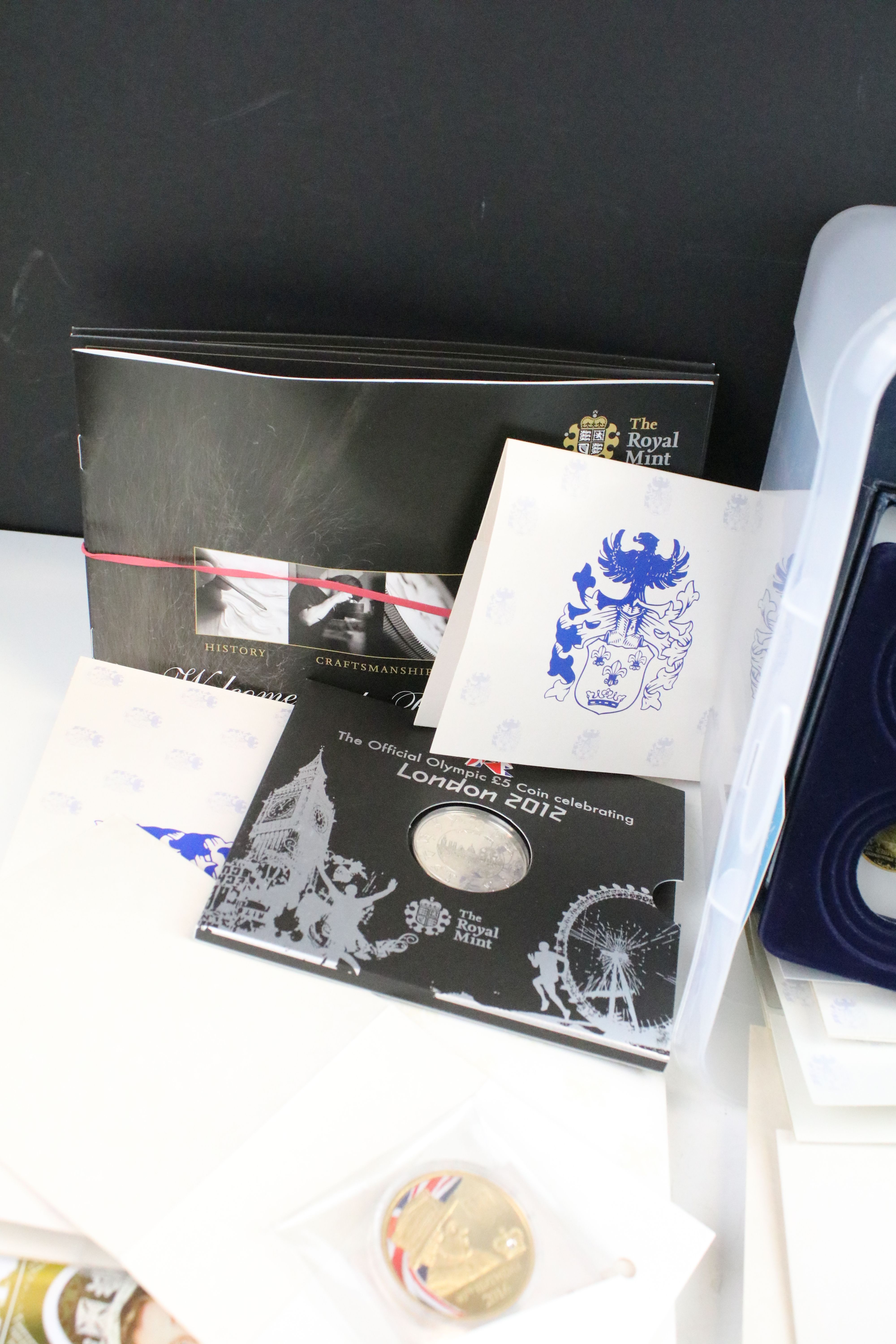 A group of mixed collectors coins to include Royal Mint uncirculated coin packs and proof like - Image 11 of 12