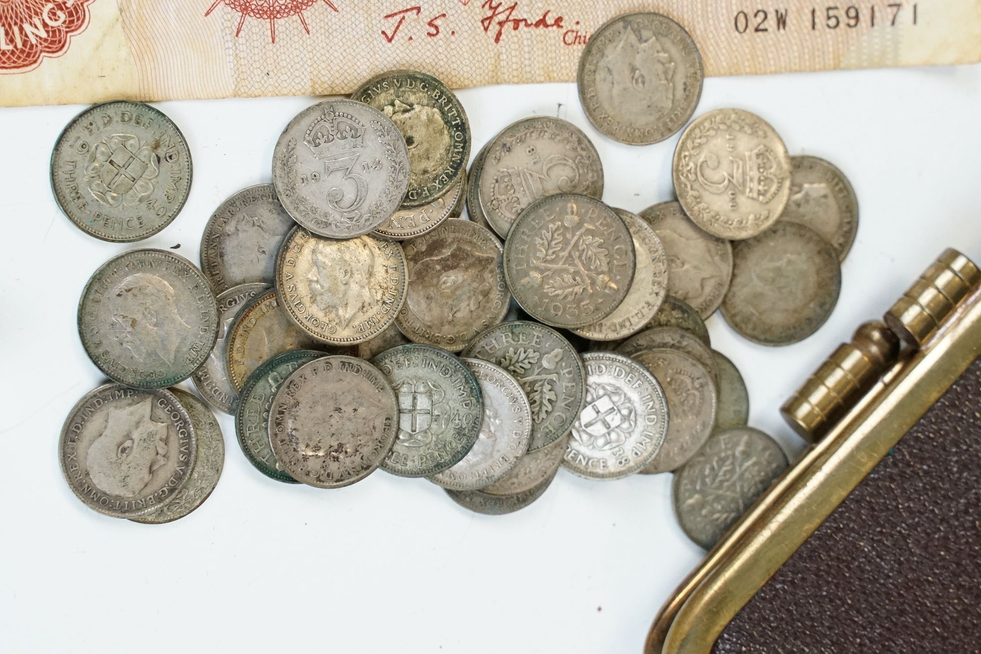 A small collection of British decimal and pre decimal coins to include silver and uncirculated - Image 2 of 11