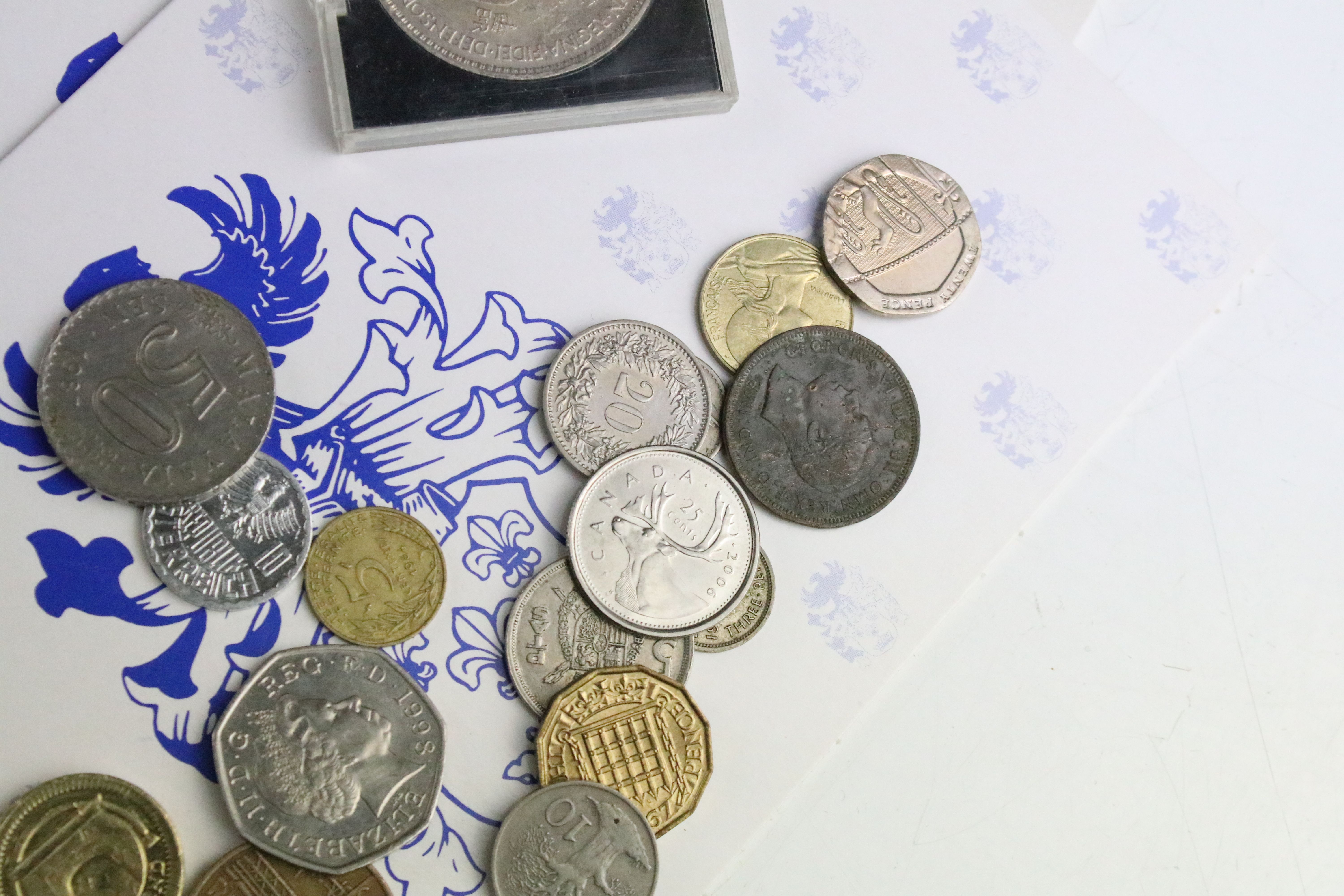 A group of mixed collectors coins to include Royal Mint uncirculated coin packs and proof like - Image 4 of 12