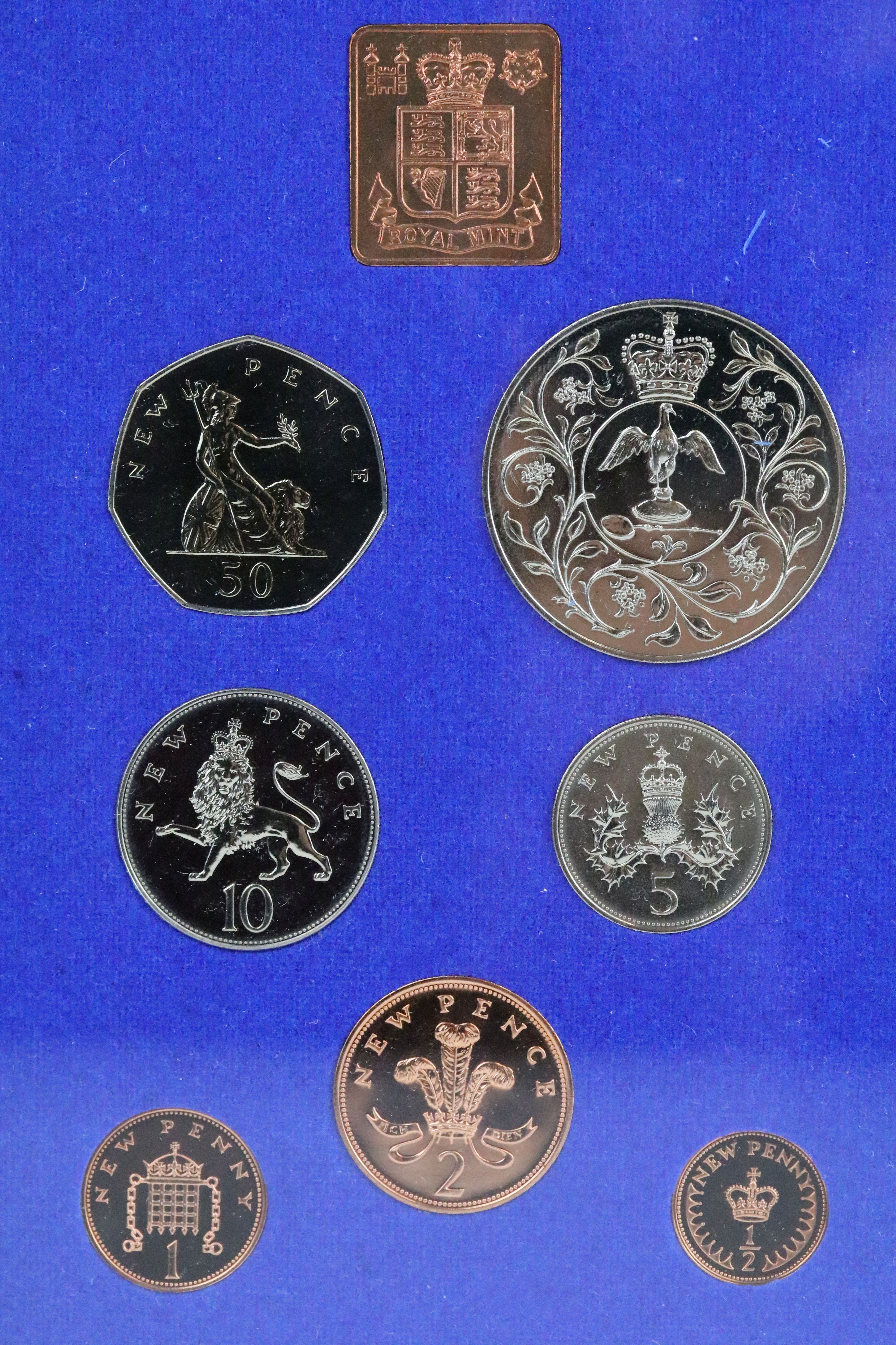 A collection of Twelve Royal Mint brilliant uncirculated coin year sets to include 1977, 1979, 1982, - Bild 7 aus 13