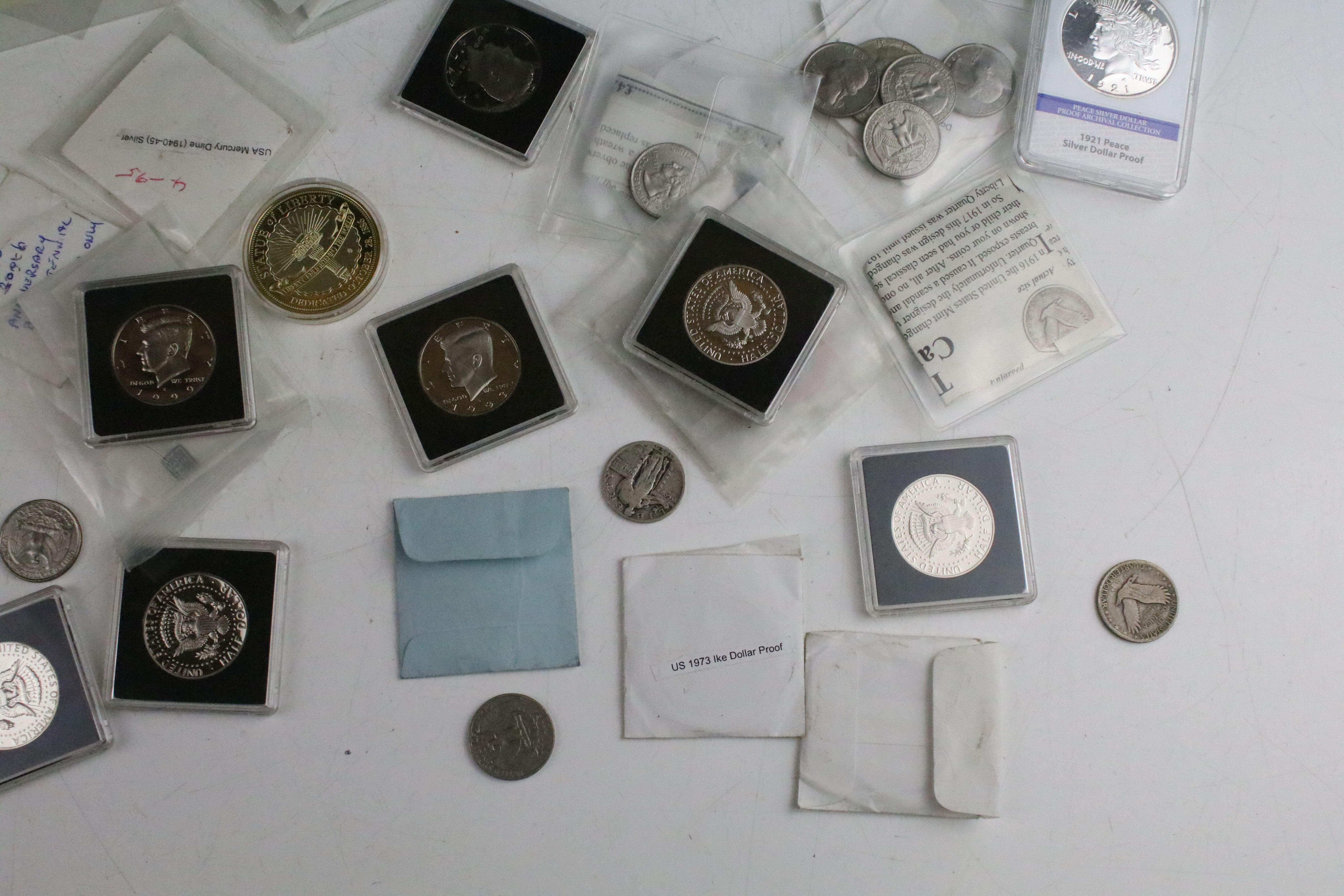 A collection of United States of America coins to include a selection of half dollar coins and a - Bild 2 aus 8