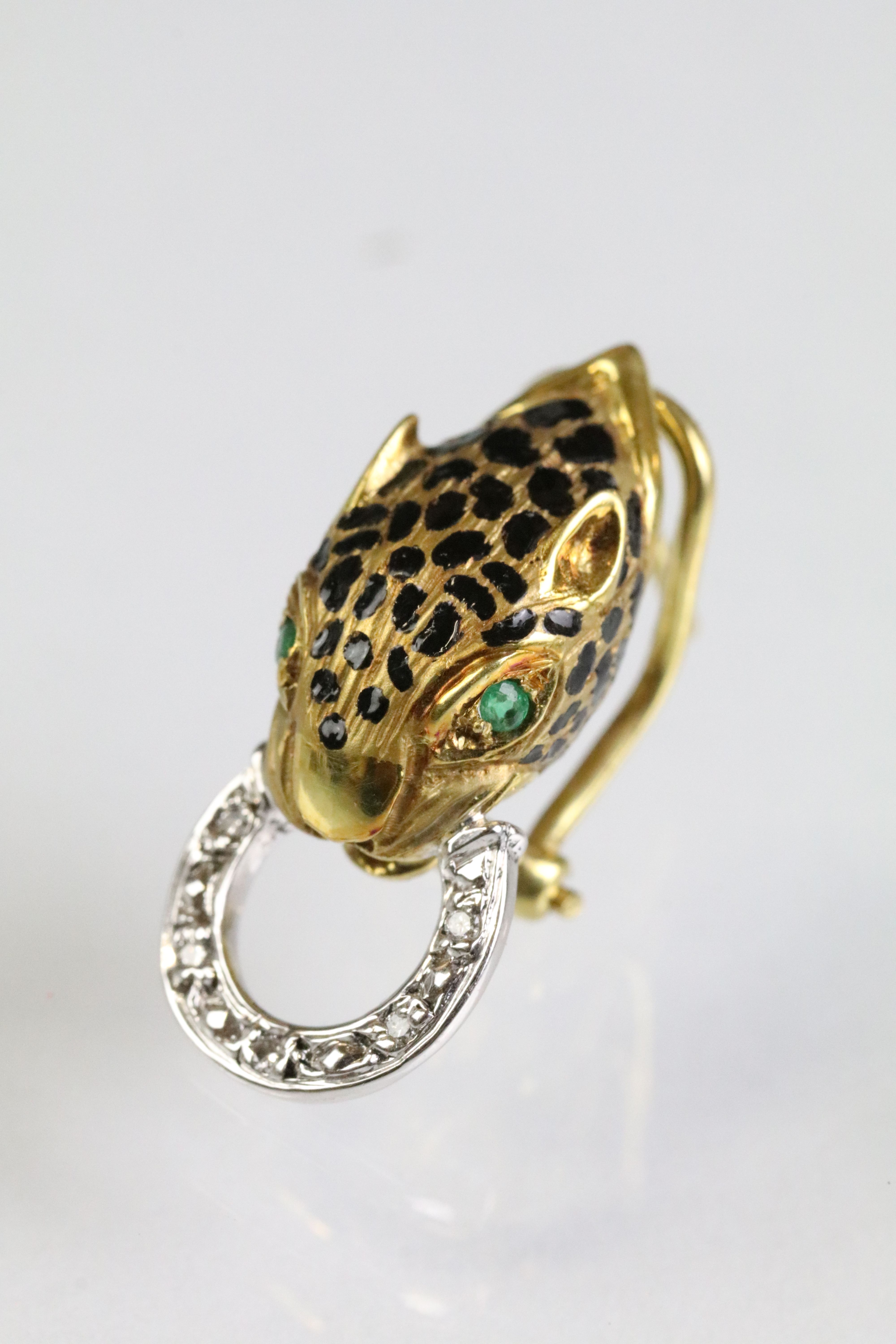 Pair of 18ct gold stud earrings in the form of leopards having round cut emeralds to the eyes, and - Image 3 of 5