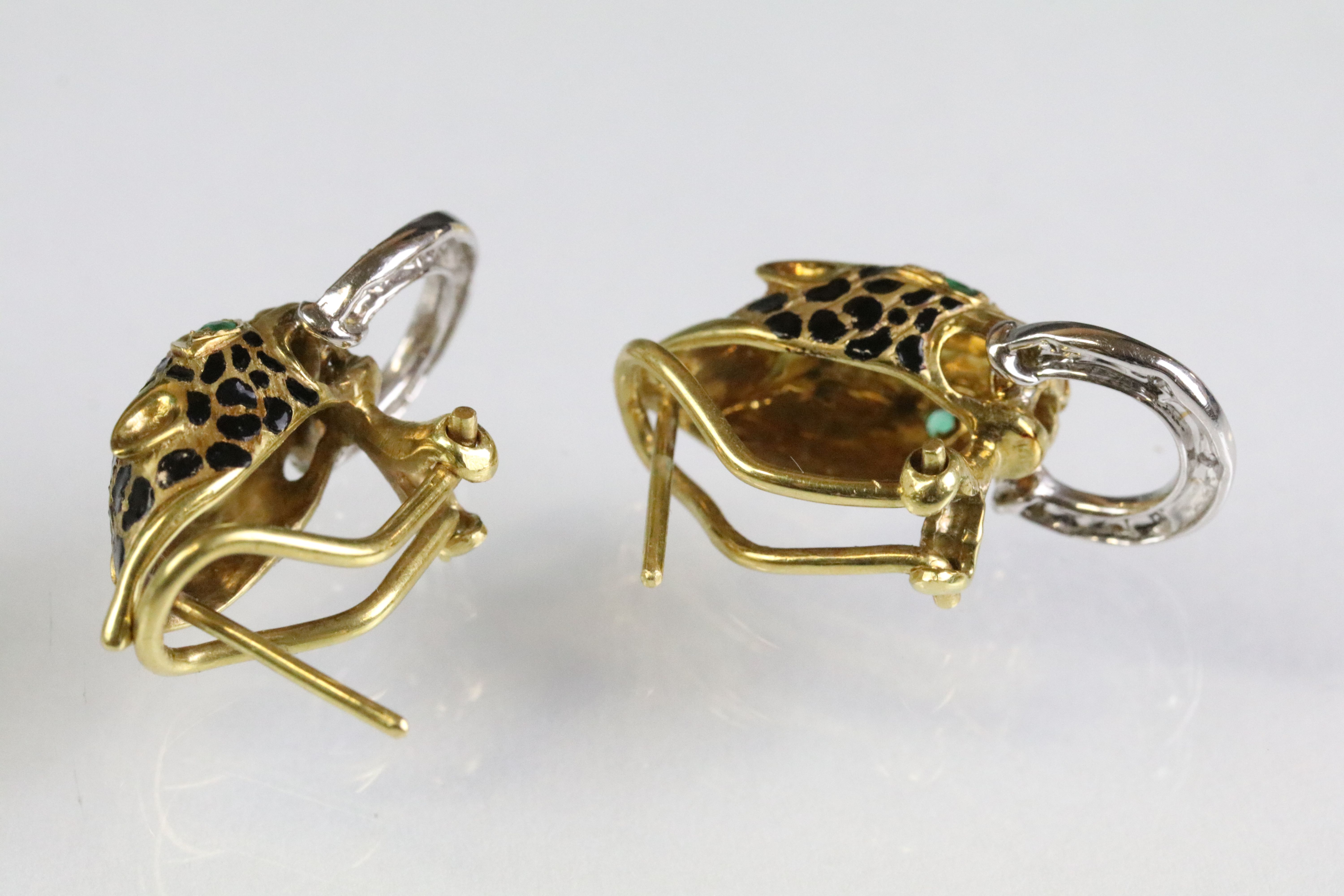 Pair of 18ct gold stud earrings in the form of leopards having round cut emeralds to the eyes, and - Image 5 of 5