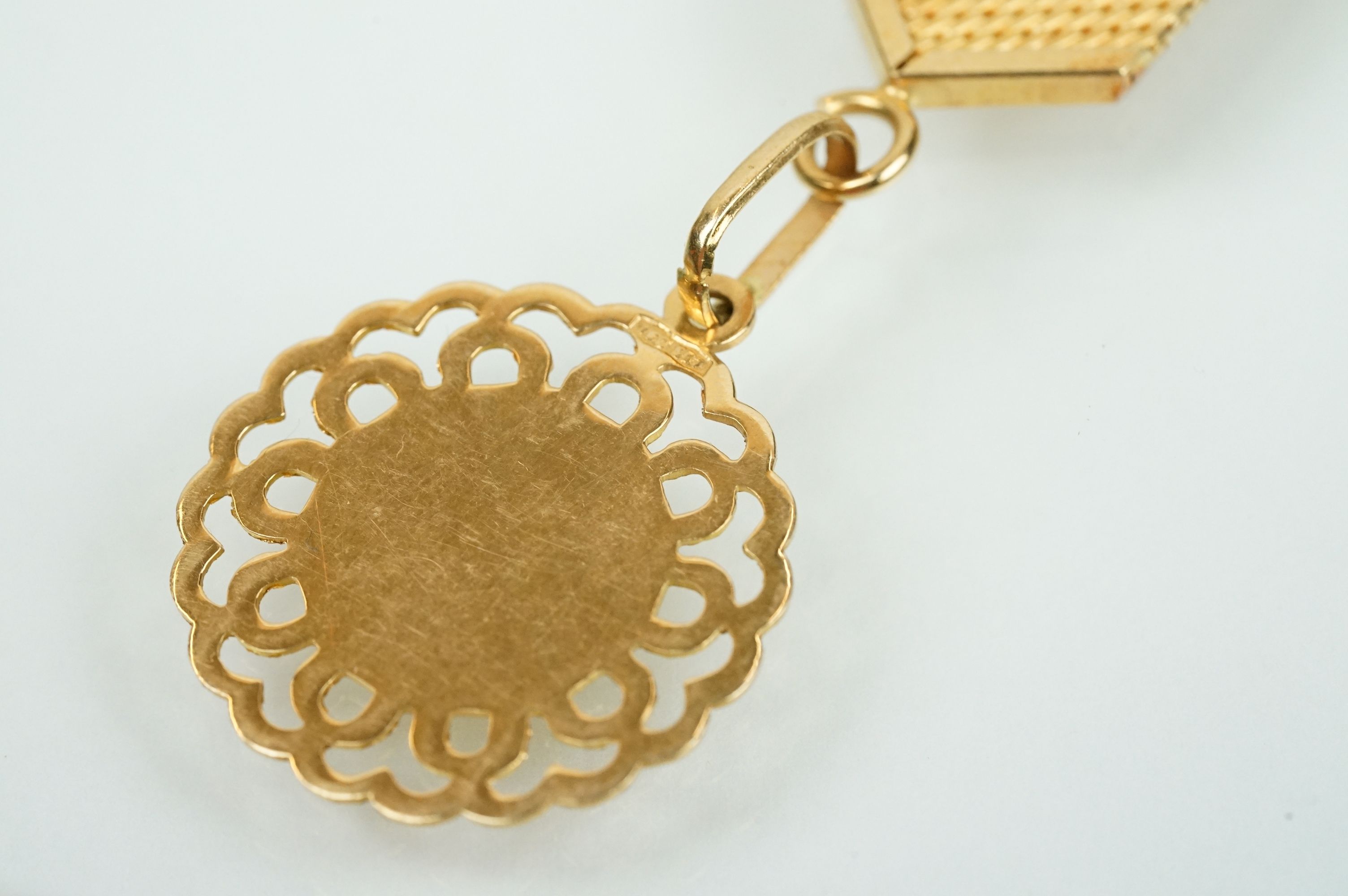 18ct gold key ring having a Saudi Arabian emblem pendant suspended from a mesh link chain. Italian - Bild 7 aus 10