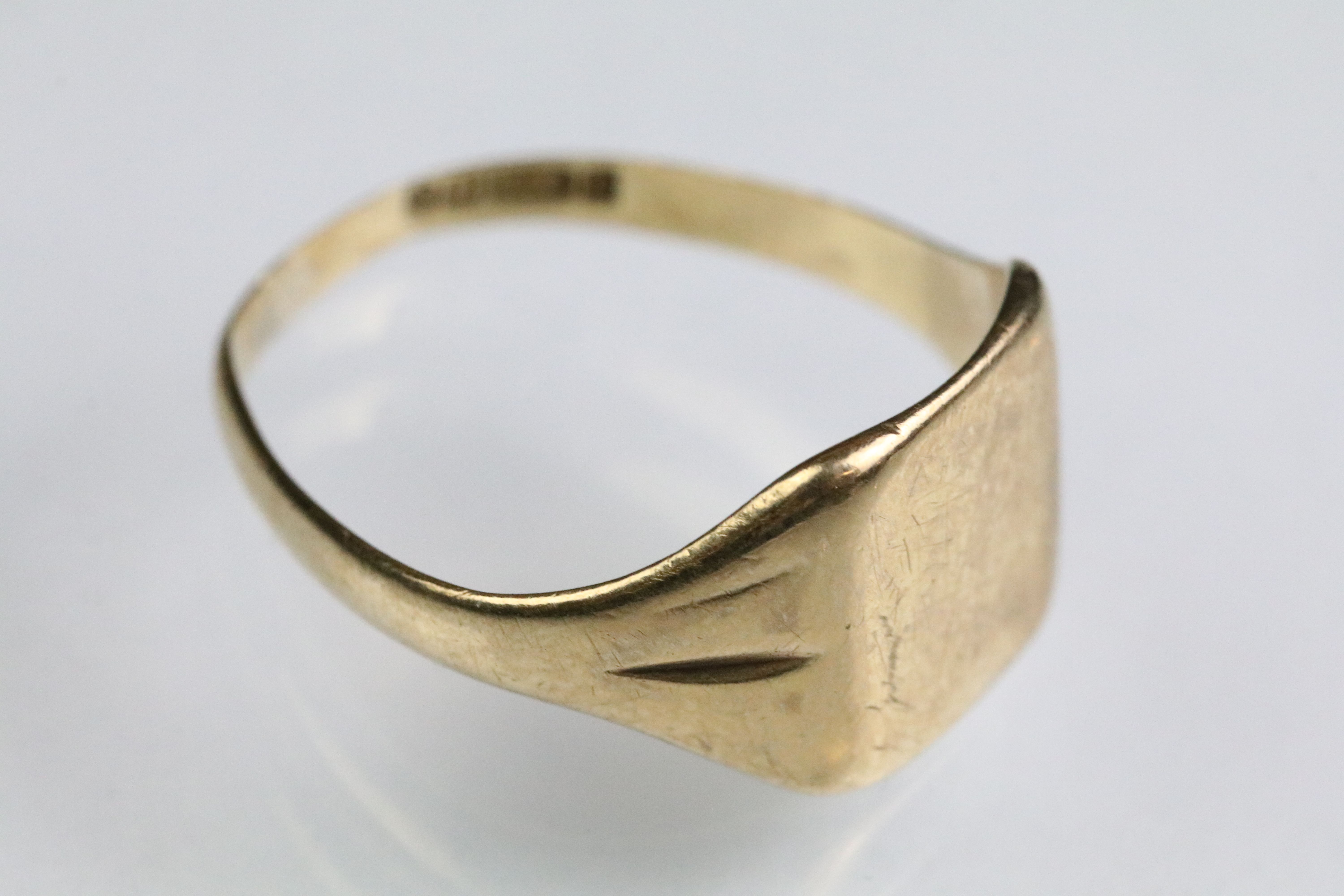 Three 9ct gold rings to include a square head signet ring (hallmarked Birmingham 1958, size U), - Bild 10 aus 11