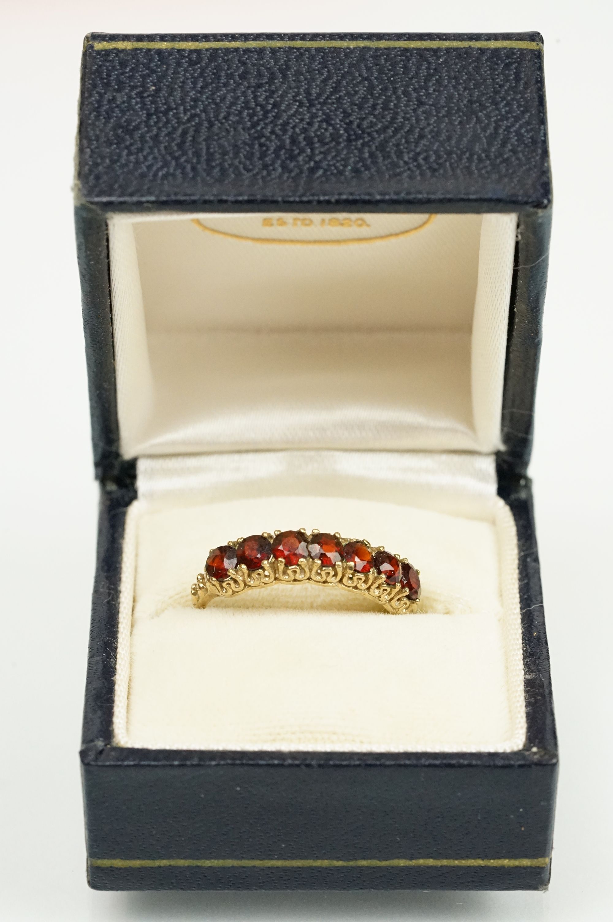 9ct gold and garnet seven stone ring set with seven round cut garnets to a plain shank. Hallmarked - Image 9 of 9