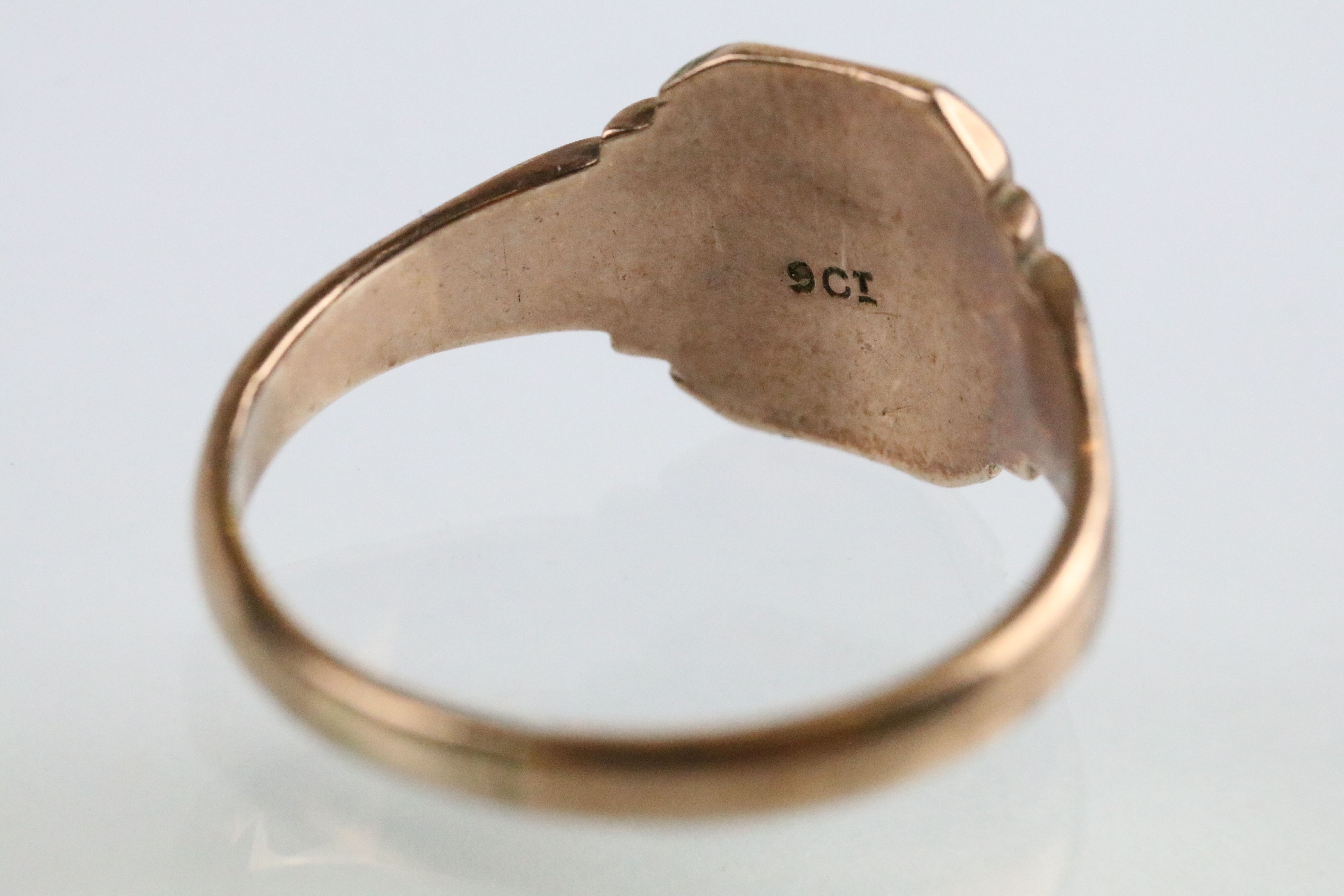 Early 20th Century 9ct gold signet ring having a square head to centre with stepped shoulders. - Image 4 of 5