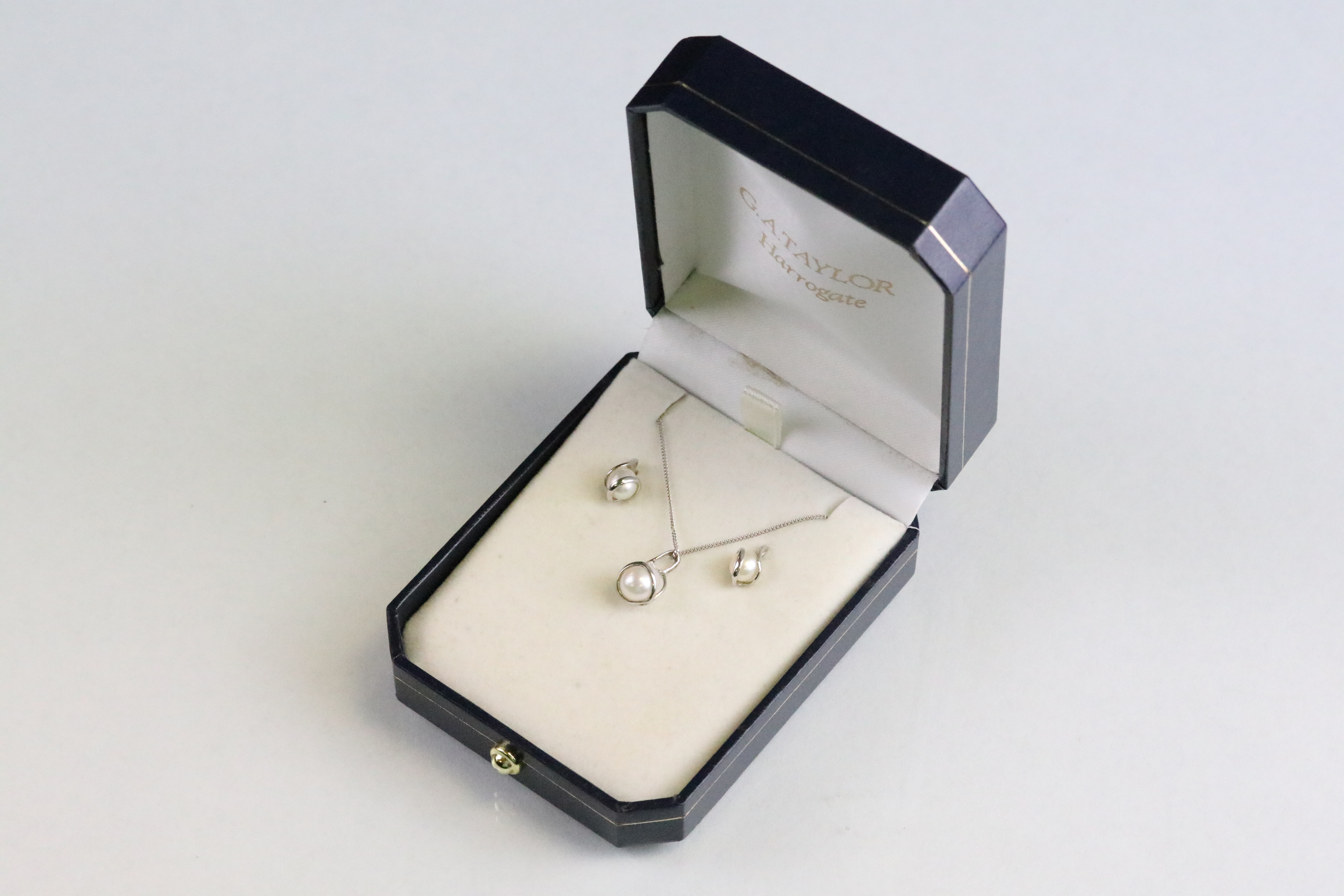 9ct white gold & pearl jewellery set